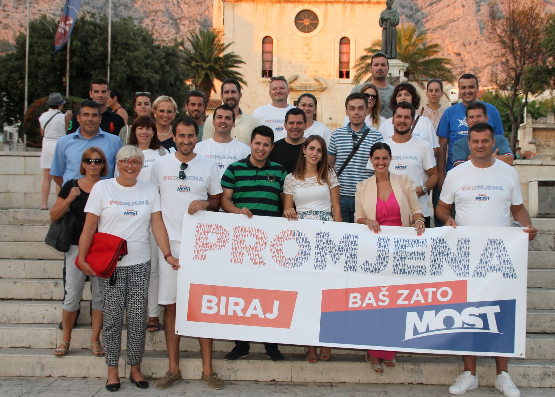 Makarska, 28.08.2016 - MOST nezavisnih lista veèeras je u Makarskoj predstavio svoje kandidate na listi za Sabor u X.izbornoj jedinici. U hotelu Biokovo, na Kaèiæa trgu i na rivi, èlanovi Mosta su se druili s graðanima, te im djelili letke i promotivne materijale
foto HINA/ Jure DIVIÆ/ ik