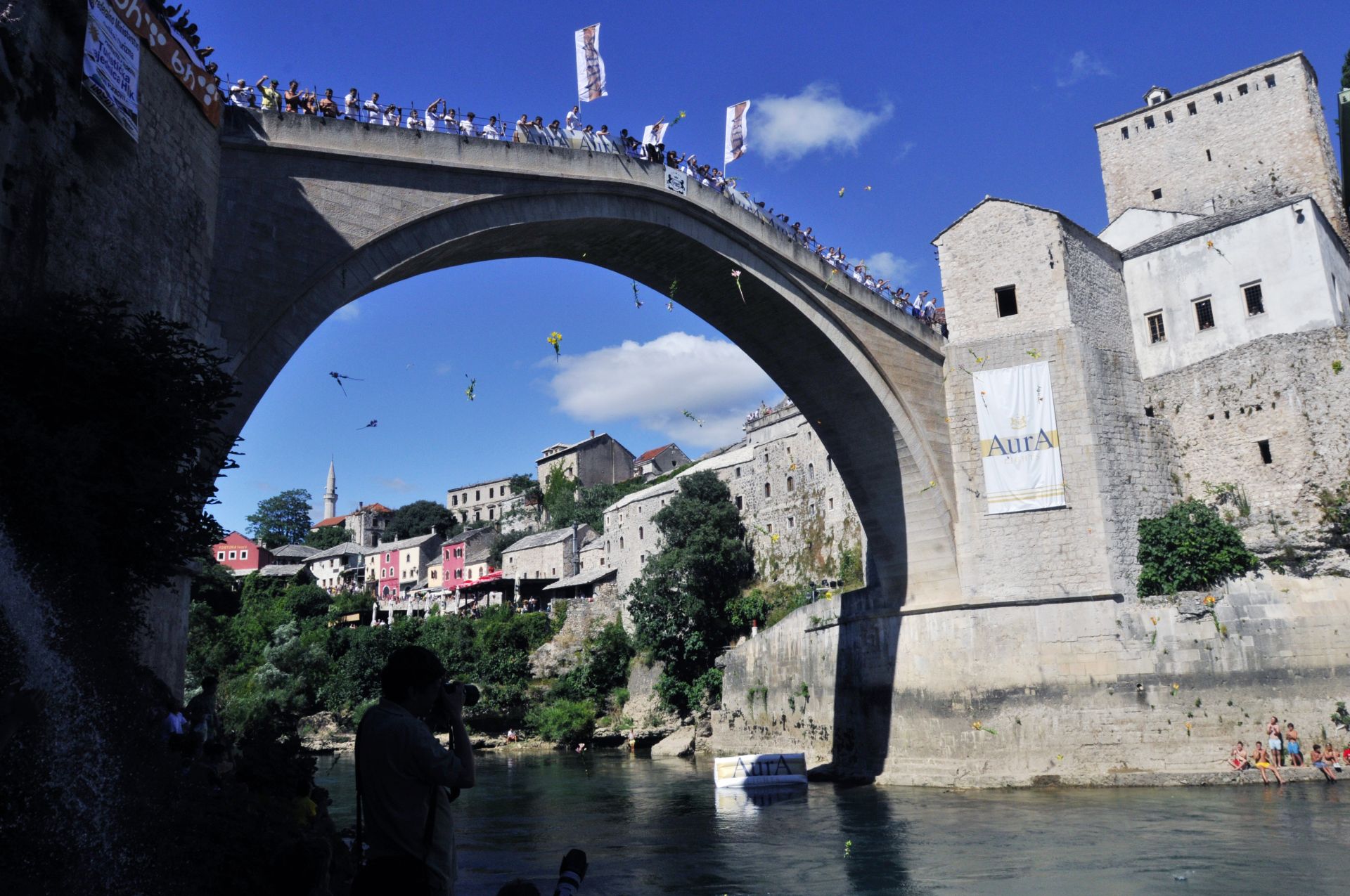 25.07.2010., Mostar, BiH - Odrzano je tradicionalno 444. natjecanje u skokovima sa Starog mosta. Zbog tragicne pogiblje desetogodisnjaka ispod mosta koja se dogodila 22.07. nisu odrzane nikakve zabavne aktivnost.
Photo: Muškarac skočio sa Starog mosta u Mostaru i nije izronio