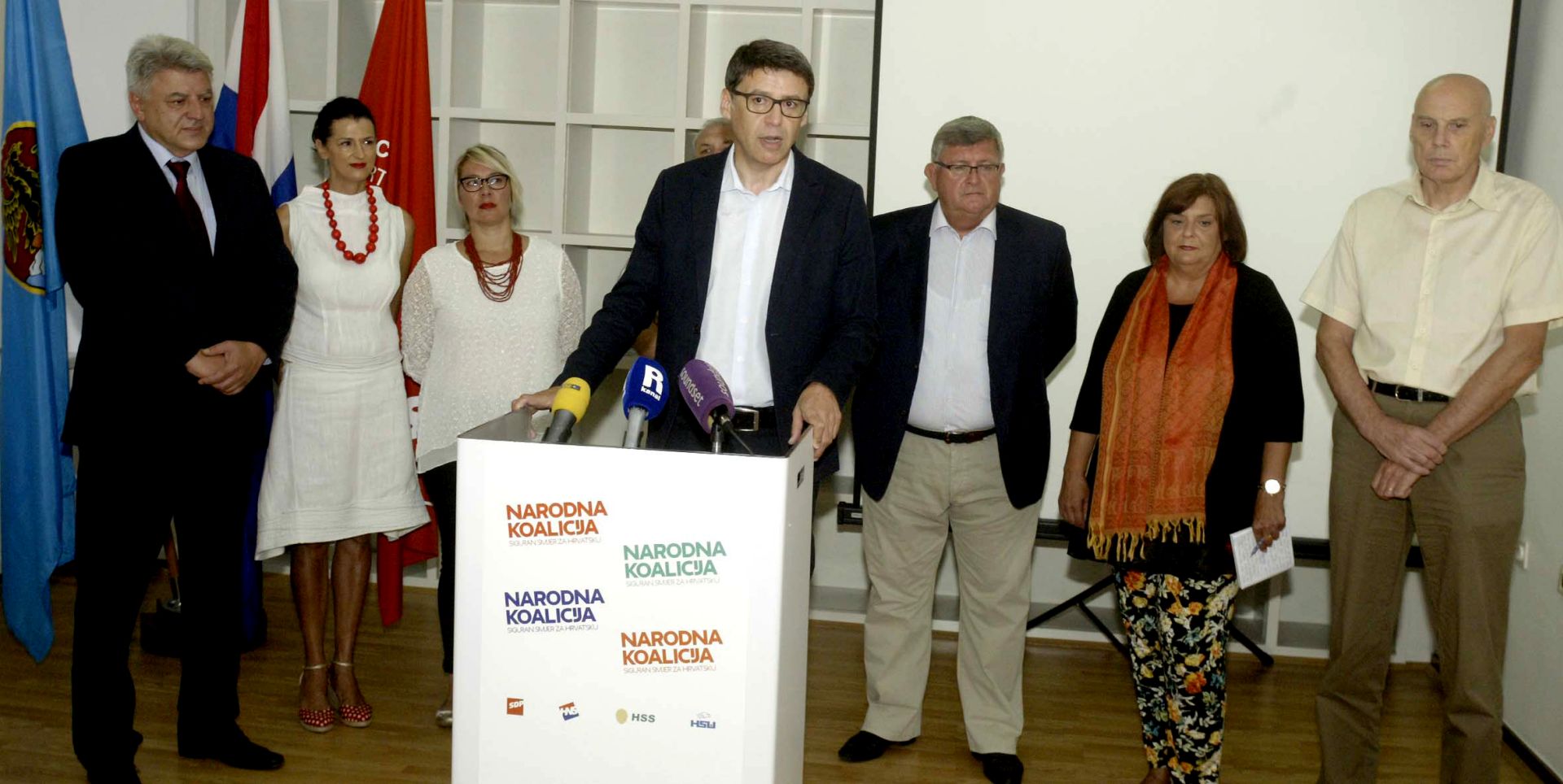 Rijeka, 30. kolovoza 2016. - Konferencija za novinare s temom "Sigurnim smjerom ususret parlamentarnim izborima" odrali su predstavnici Narodne koalicije ejko Jovanoviæ, Romana Jerkoviæ, Vojko Obersnel i Zlatko Komadina (SDP), Nada Turina Ðuriæ (HNS), Silvano Hrelja (HSU) i Ivo Zriliæ (HSS).
foto HINA / Miljenko KLEPAC / mm