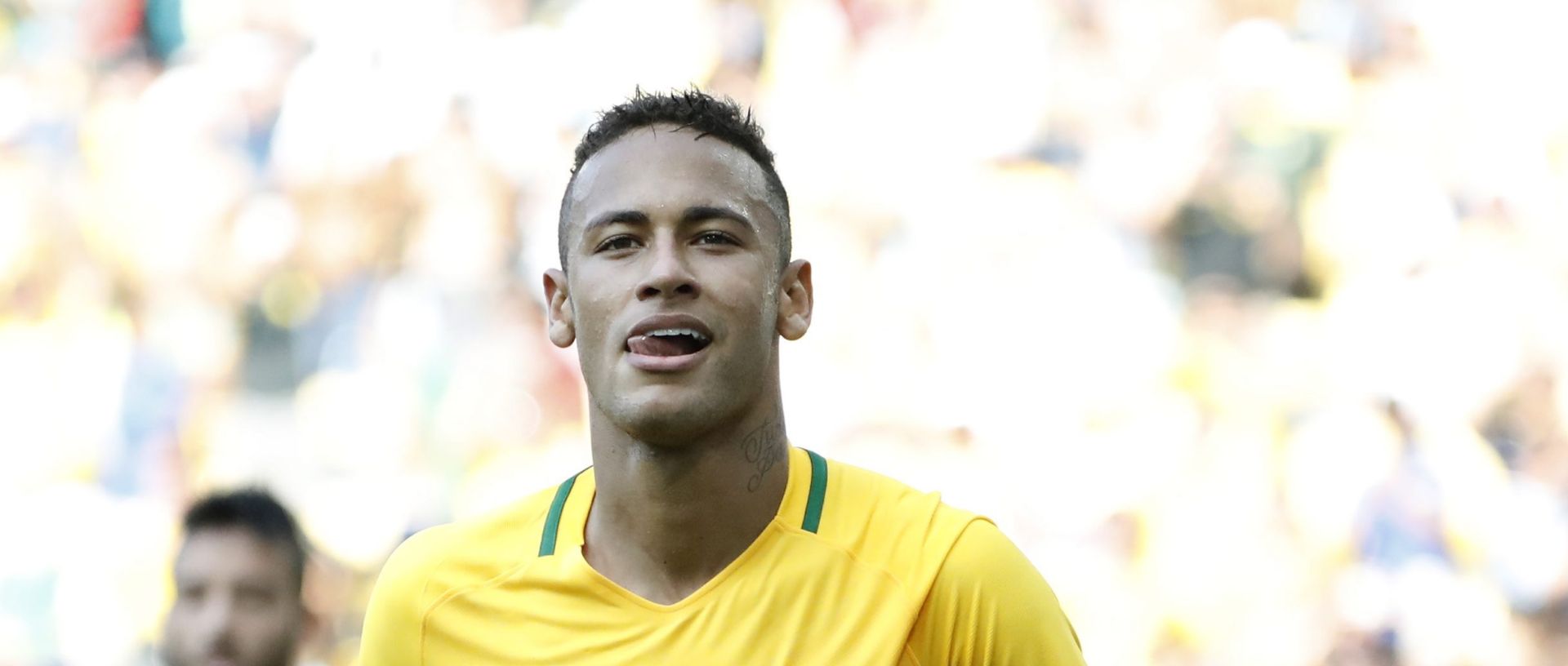 epa05493525 Neymar of Brazil celebrates his 6-0 goal during the men's semi final match of the Rio 2016 Olympic Games Soccer tournament between Brazil and Honduras at the Maracana Stadium in Rio de Janeiro, Brazil, 17 August 2016.  EPA/JAVIER ETXEZARRETA
