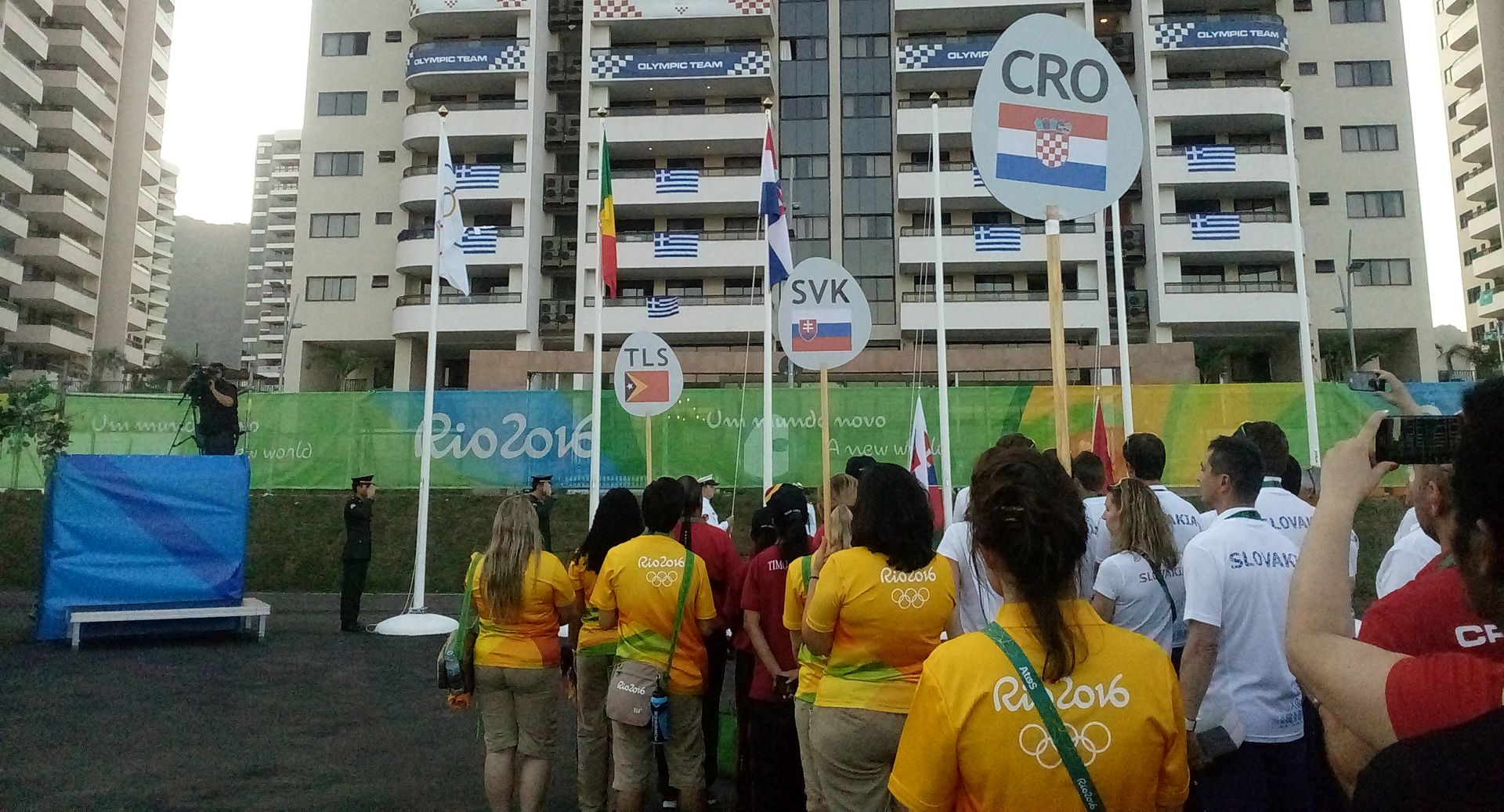Rio de Janeiro, 02.08.2016 - Èlanovi Hrvatske olimpijske delegacije okupili su se  u utorak rano u jutro po hrvatskom vremenu  na trgu  Olympic Plaza u Meðunarodnoj zoni Olimpijskog sela gdje im je brazilska koarkaka zvijezda Janeth Arcain , koja je i  gradonaèelnica Olimpijskog sela, poeljela dobrodolicu, a zatim je uz zvukove Lijepe nae  na jarbol podignuta hrvatska zastava.
foto HINA/ HOO/ ik