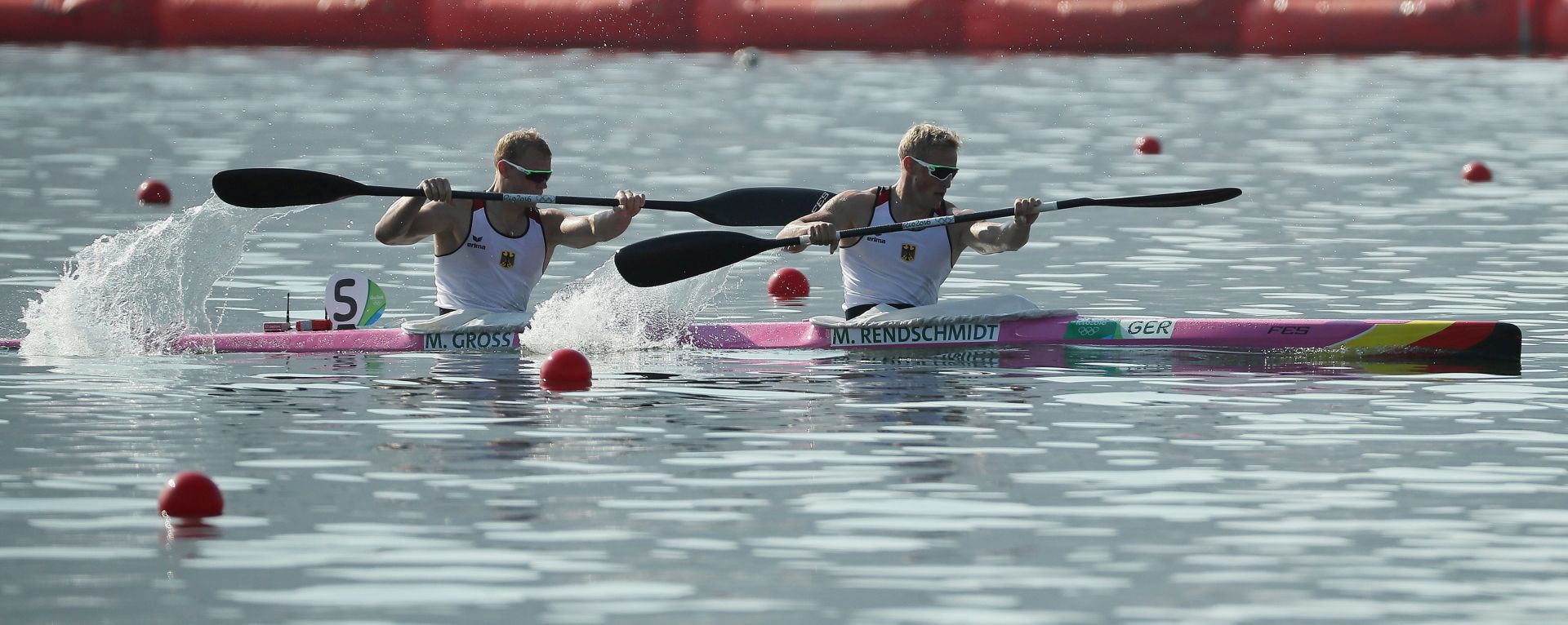 epa05492616 Max Rendschmidt (R) and Marcus Gross (L) of Germany in action during the Rio 2016 Olympic Games Men's Kayak Double 1000m heats at the Lagoa Rodrigo de Freitas in Rio de Janeiro, Brazil, 17 August 2016.  EPA/JOSE MENDEZ