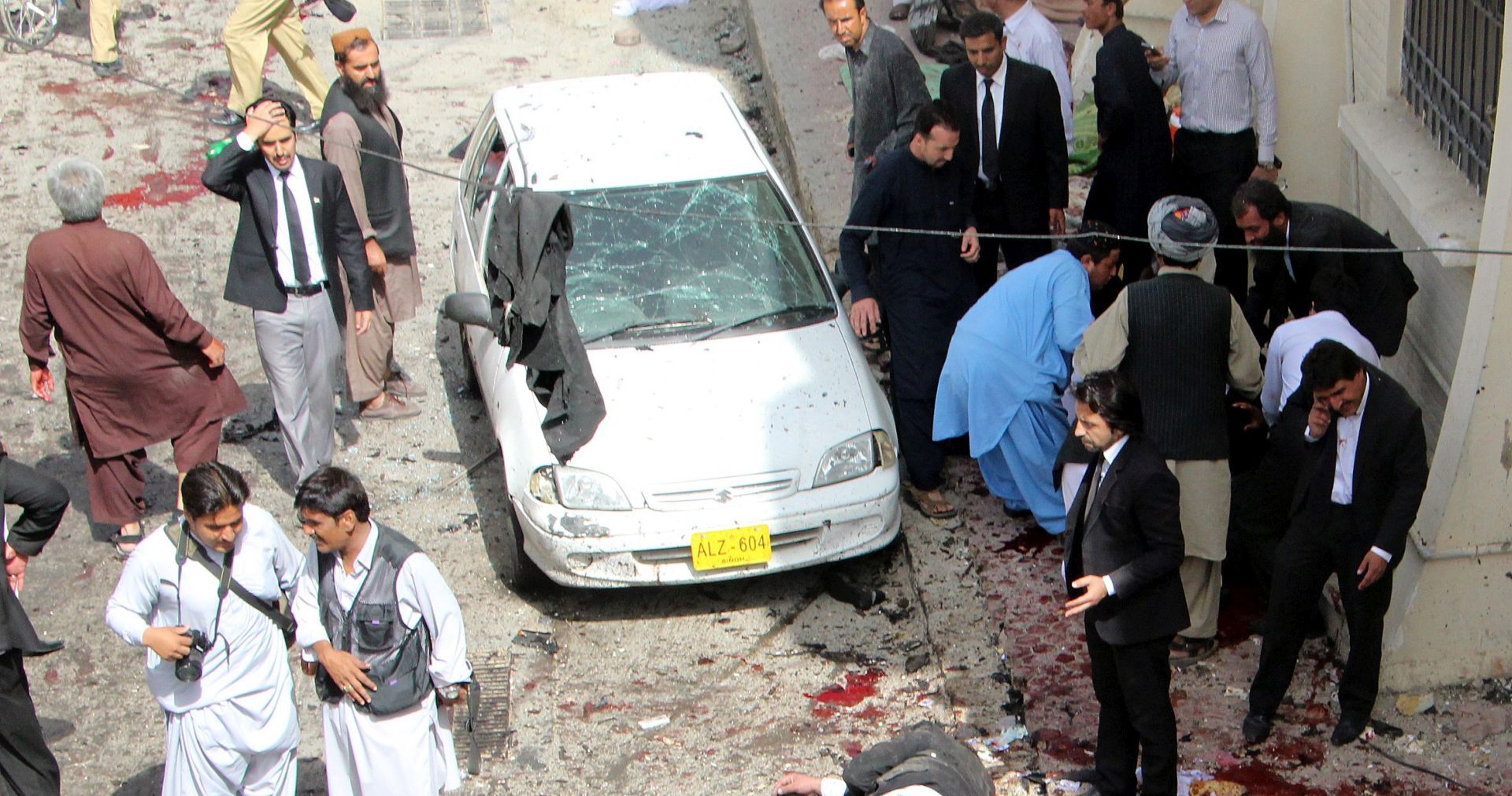 epa05464056 People help move injured victims from the scene of a bomb blast in Quetta, Pakistan, 08 August 2016. At least 34 people mostly lawyers and including two journalists were killed when a bomb exploded, as dozens of lawyers and journalists gathered outside the civil hospital following the assasination of a senior lawyer in Quetta on 08 August 2016.  EPA/JAMAL TARAQAI ATTENTION EDITORS: GRAPHIC CONTENT