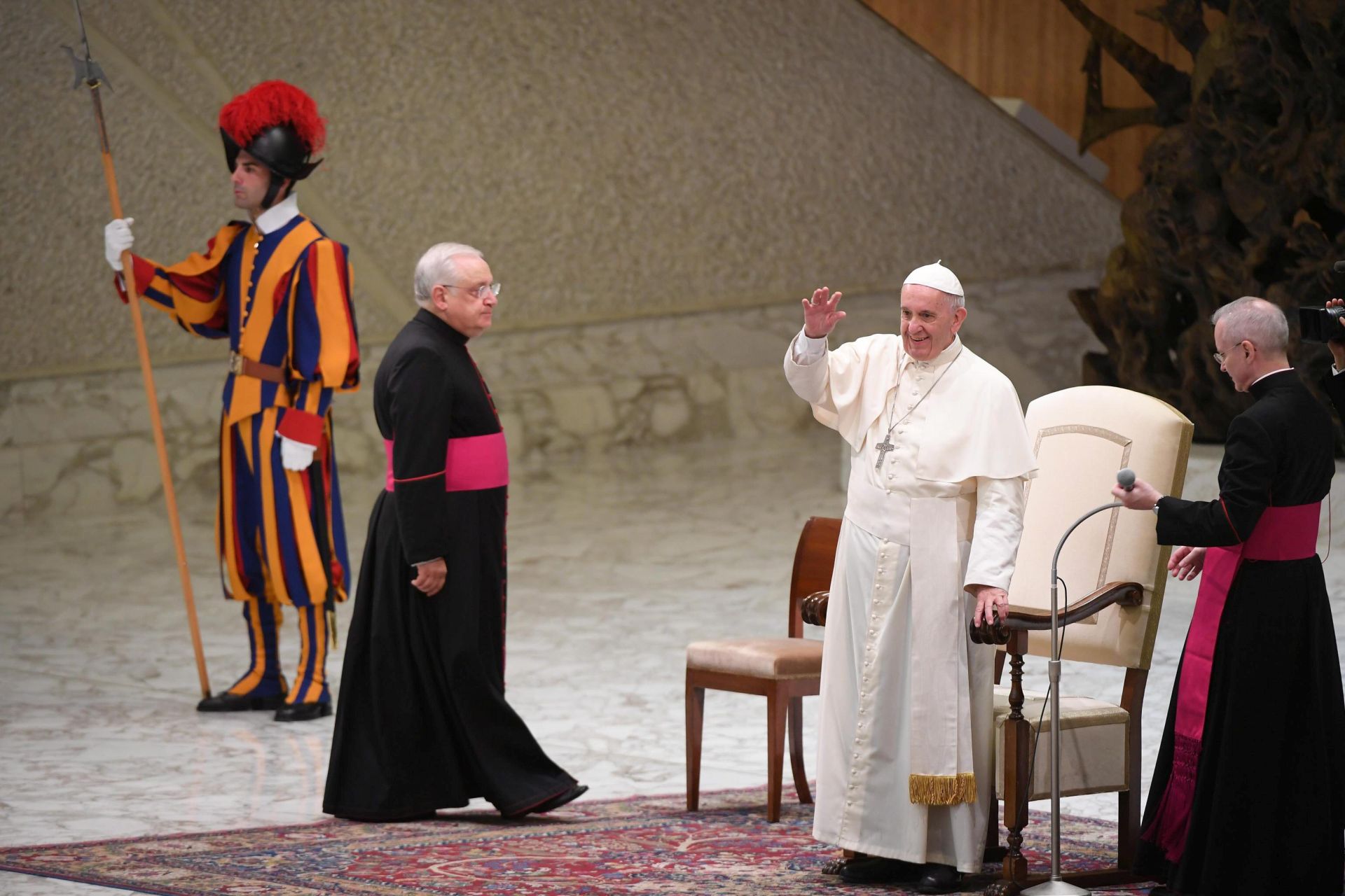 epa05469972 Pope Francis (2-R) waves to greet participants during his weekly Wednesday General Audience at the Nervi Hall of the Vatican, 10 August 2016. Others are not identified.  EPA/CLAUDIO PERI