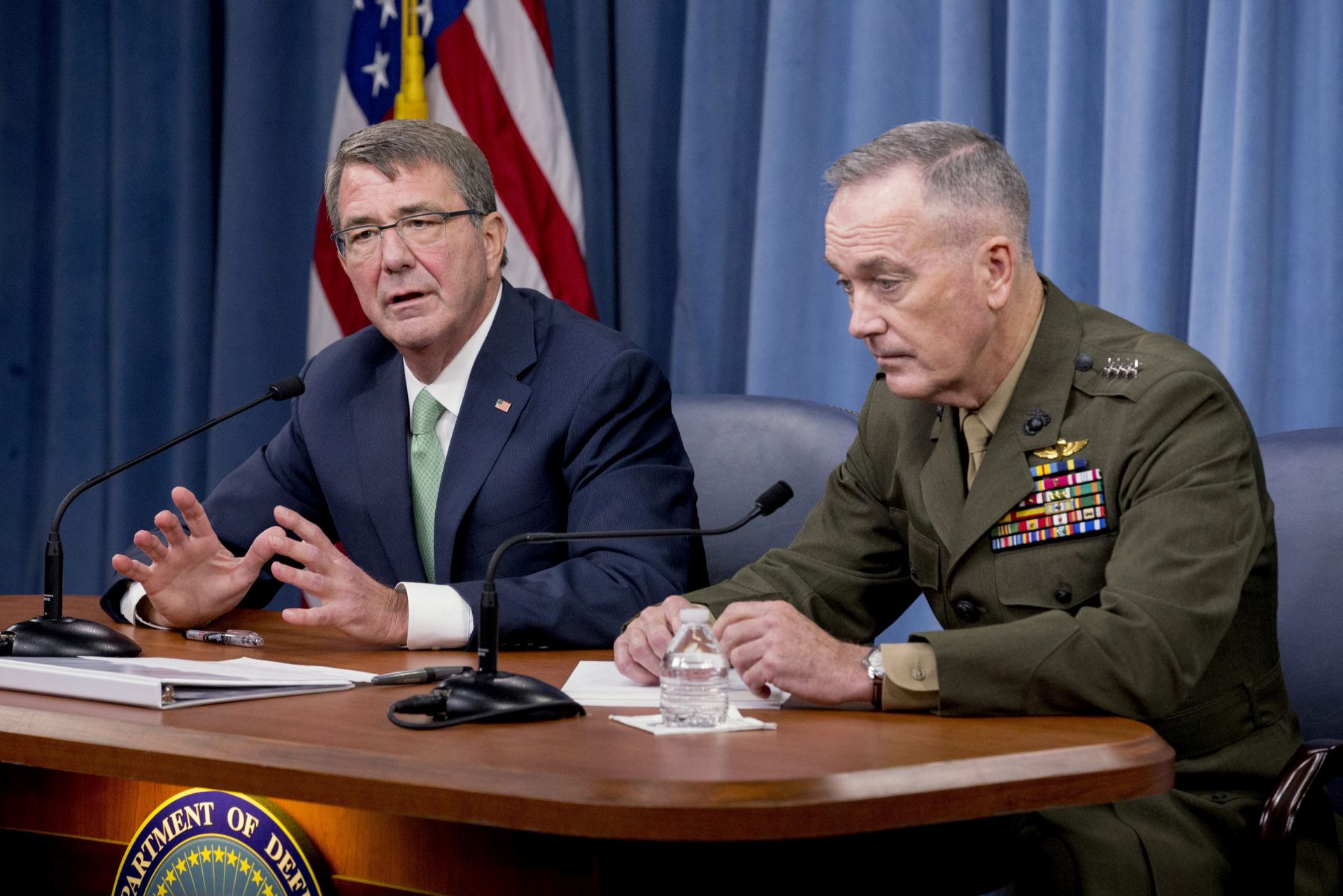 epa05440694 US Secretary of Defense Ash Carter (L) and Chairman of the Joint Chiefs of Staff General Joseph Dunford Jr. (R) hold a news conference at the Pentagon in Arlington, Virginia, USA, 25 July 2016.  EPA/MICHAEL REYNOLDS