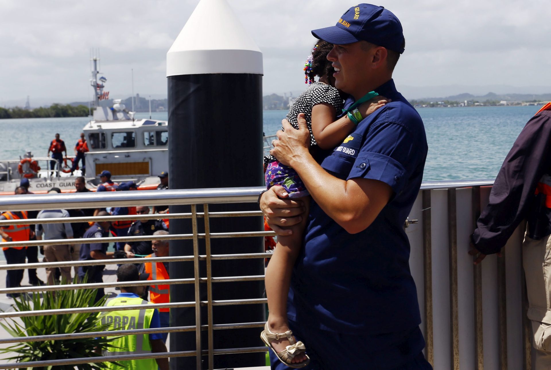 epa05493677 A girl is evacuated with hundreds of other passengers on the cruise ship Caribbean Fantasy after a fire started when the cruise ship was about 5 kilometers off the coast of San Juan, Puerto Rico, on 17 August 2016. The boat caught fire because of mechanical problems.  EPA/Thais Llorca