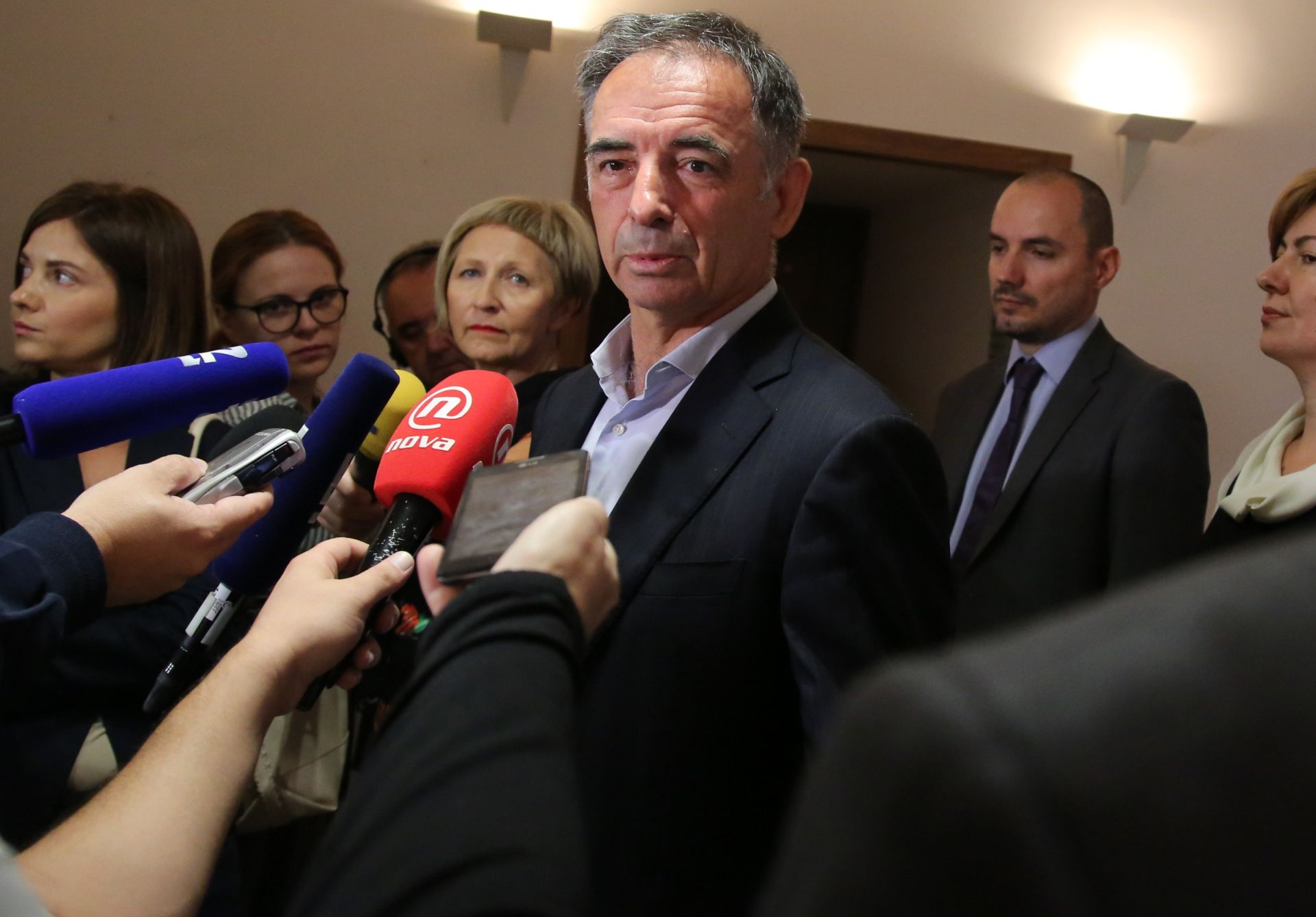Zagreb, 12.08.2016. - Predstavnici srpske nacionalne manjine (predlagatelj SDSS) predali su Dravnom izbornom povjerenstvu (DIP) u Hrvatskom saboru kandidacijske liste za prijevremene parlamentarne izbore koji æe se odrati 11. rujna. Na fotografiji Milorad Pupovac.
 foto HINA/ Lana SLIVAR DOMINIÆ/ lsd