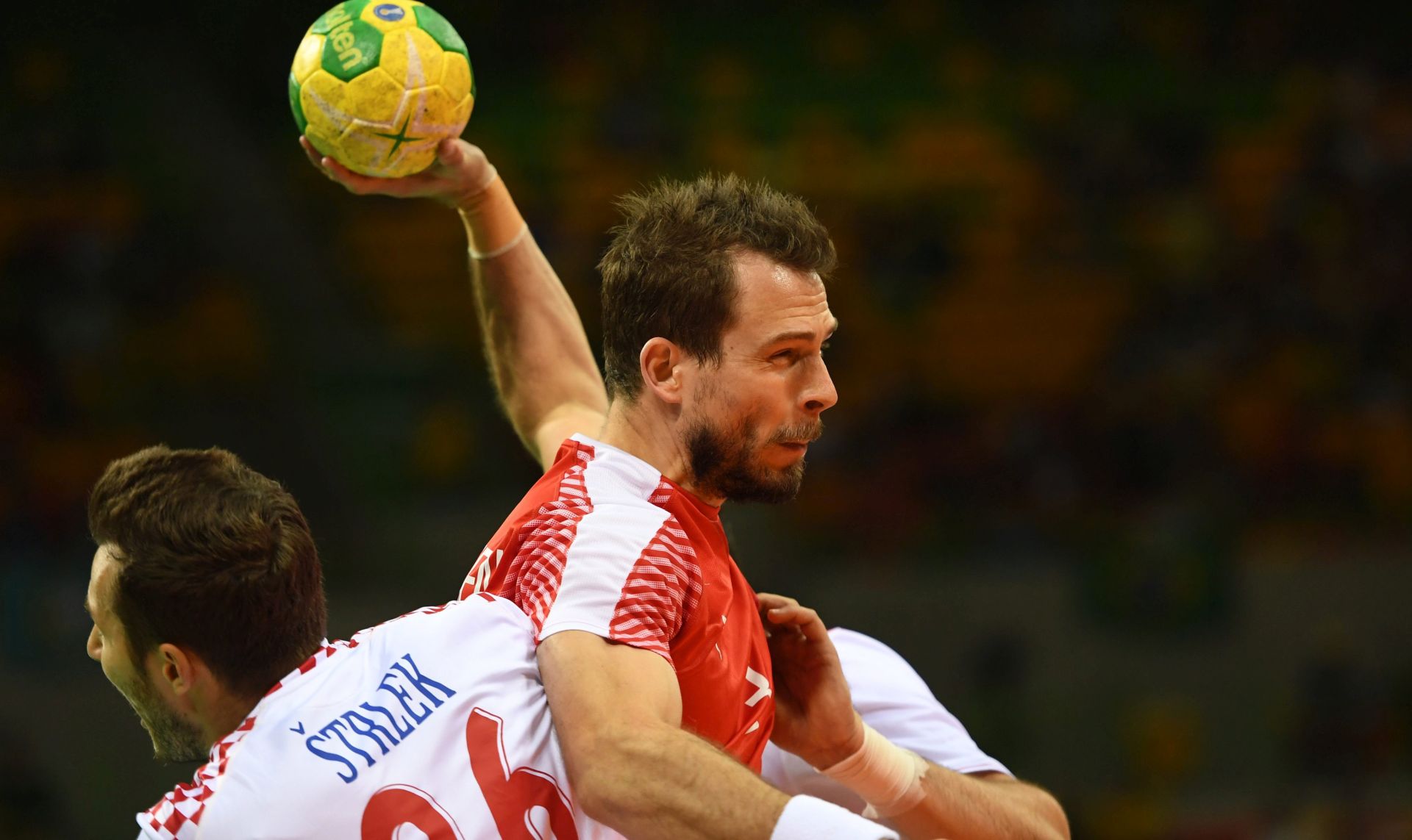 epa05474353 Denmark's Mads Christiansen  (C) in action with Croatia's Manuel Strlek (L) during the men's preliminary round match between Denmark and Croatia for the Rio 2016 Olympic Games handball tournament at the Future Arena in the Olympic Park, Rio de Janeiro, Brazil, 11 August 2016.  EPA/MARIJAN MURAT