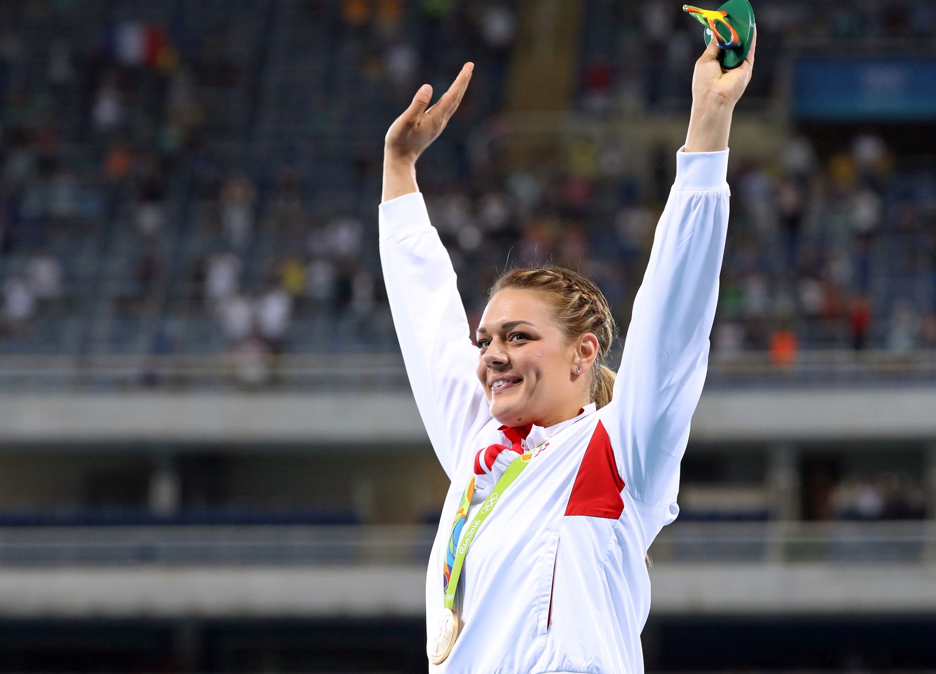 Rio de Janeiro, 16.08.2016 - Hrvatska diskaica Sandra Perkoviæ osvojila je zlatnu medalju na Olimpijskim igrama u Rio de Janeiru sa hicem od 69.21 metara, te je tako obranila naslov iz Londona 2012. godine. Na slici Sandra Perkoviæ tijekom ceremonije dodjele medalja.
foto HINA/ Damir SENÈAR /ds