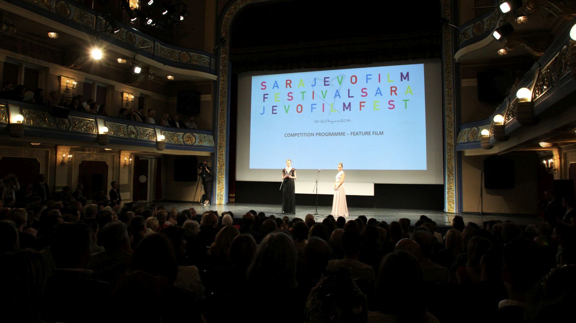 Sarajevo, 12.08.2016 -  Projekcijom obnovljene verzije kultnog filma "Taksist" redatelja Martina Scorsesea kojega kritika smatra jednim od najboljih filmskih ostvarenja u povijesti u petak je otvoreno 22. izdanje Sarajevo Film Festivala (SFF), a sveèanosti je kao poèasni gost nazoèio i sada legendarni glumac Robert De Niro kojemu je uloga u tom filmu otvorila vrata slave.  
foto HINA/ FENA/ Emir BURLOVIÆ/ ik