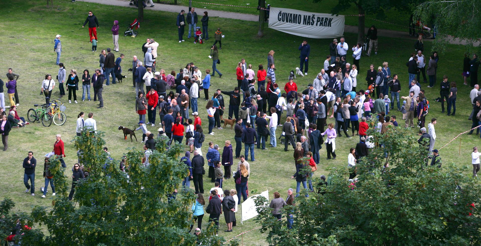 26.05.2013., Zagreb - Okupljanje građana i potpisivanje peticije protiv izgradnje crkve u parku na Savici. 

Photo: Grgur Zucko/PIXSELL