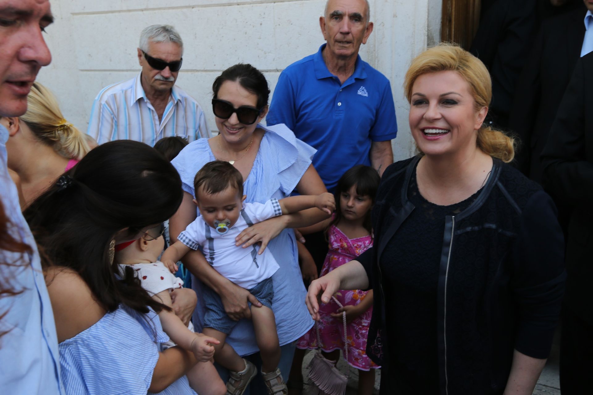09.08.2016., Solin - Predsjednica Kolinda Grabar-Kitarovic tijekom jutra boravila u Solinu gdje je u drustvu gradonacelnika Dalibora Nincevica i  obisla svetiste Gospe od Otoka. 
Susrela se s nadbiskupom Marinom Barisicem i voditeljima svetista, te se fotografirala s gradjanima. 
Photo: Ivo Cagalj/PIXSELL