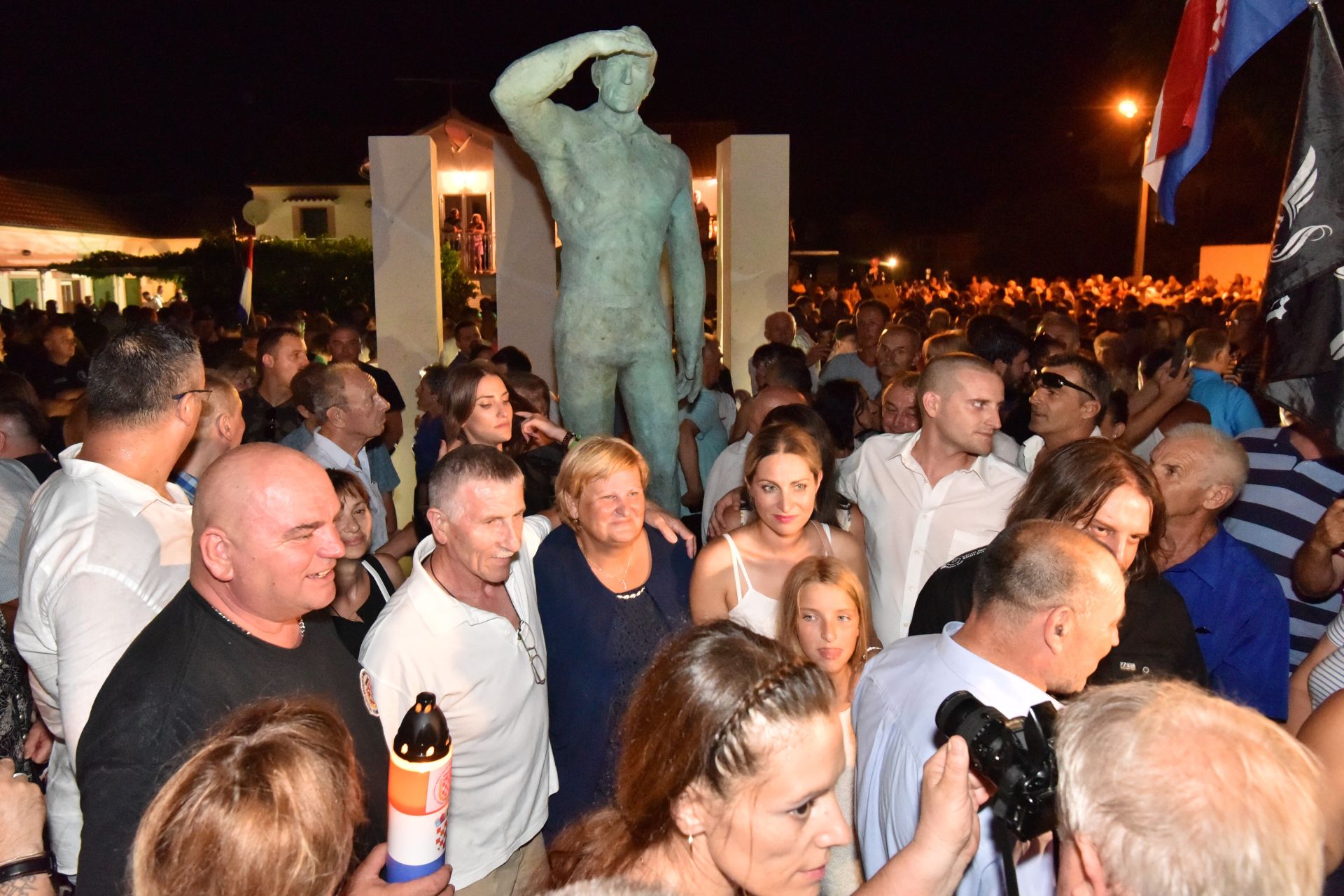 31.07.2016., Drage - Na sredisnjem trgu u mjestu na pola puta izmedju Zadra i Sibenika svecano je otkriven spomenik Miri Baresicu, djelo akademskog kipara Ivana Kujundzica. Sedamdesetih je za jedne bio borac za slobodu, za druge terorist. Iz Paragvaja se vratio na pocetku Domovinskog rata i poginuo u borbenoj akciji 1991. u zaledju Biograda, pod nerazjasnjenim okolnostima. 1992. je pokopan sa svim drzavnim pocastima. 
Photo: Dino Stanin/PIXSELL