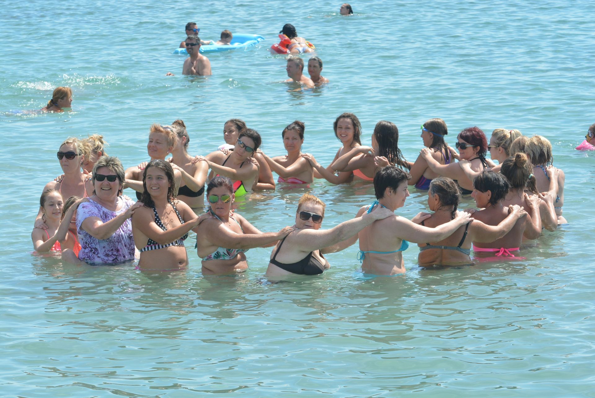 03.08.2016., Zadar, Otok Vir - Otok Vir i ove je godine hit turisticka destinacija koja je privukla na desetine tisuca tirista. Za njih se nudi raznolik zabavan sadrzaj, a jedan od najpopularnijih je i aqua aerobic kao omiljena tjelovjezba koja je svakodnevno u ponudi u prijepodnevnim i popodnevnim satima na najvecoj gradskoj Jadro plazi.  
Photo: Damir Spehar/PIXSELL