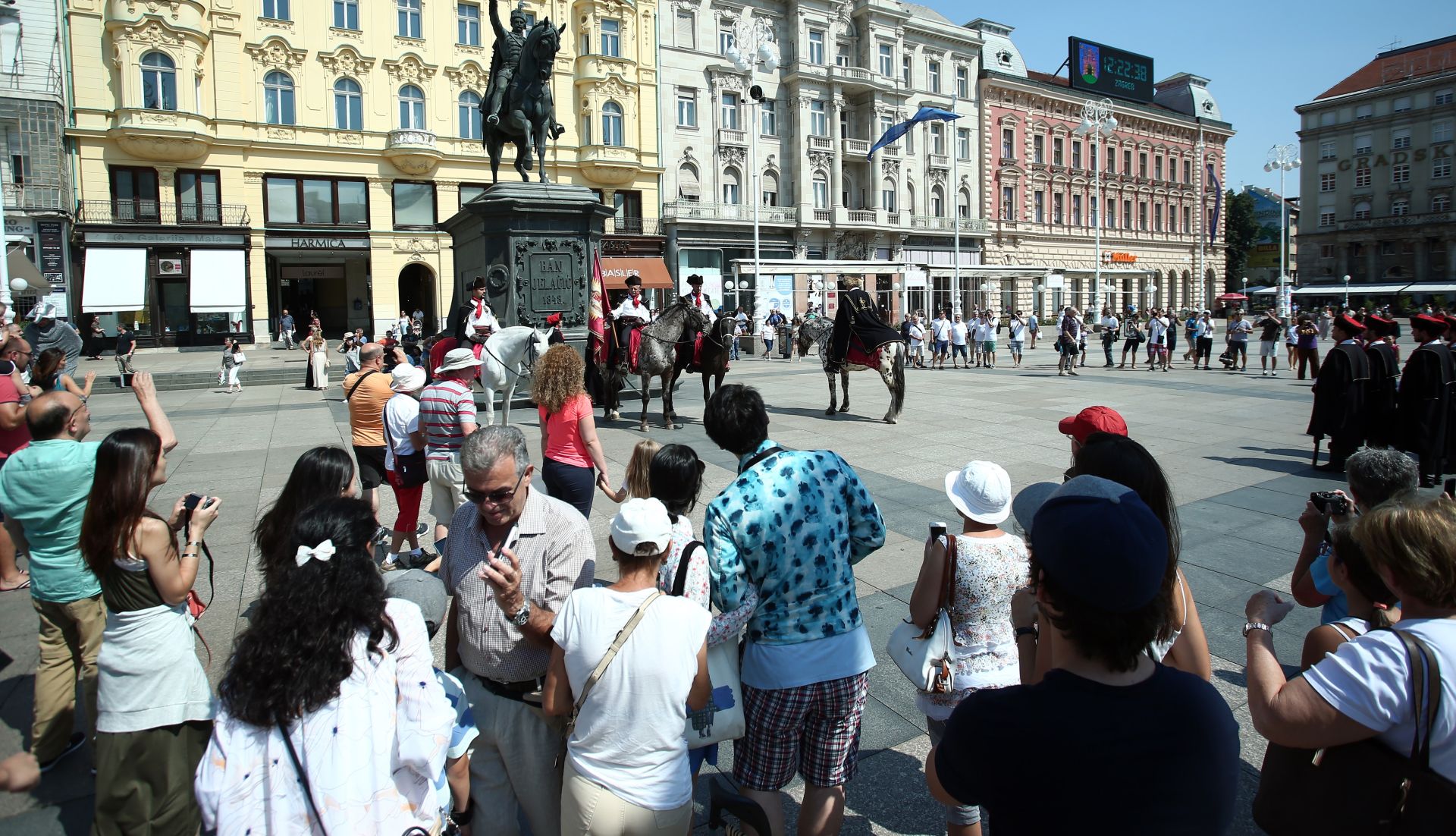 27.08.2016., Zagreb - Smjena straze Pocasne satnije Kravat pukovnije na Trgu bana Josipa Jelacica velika je atrakcija za turiste. 
Photo: Sanjin Strukic/PIXSELL