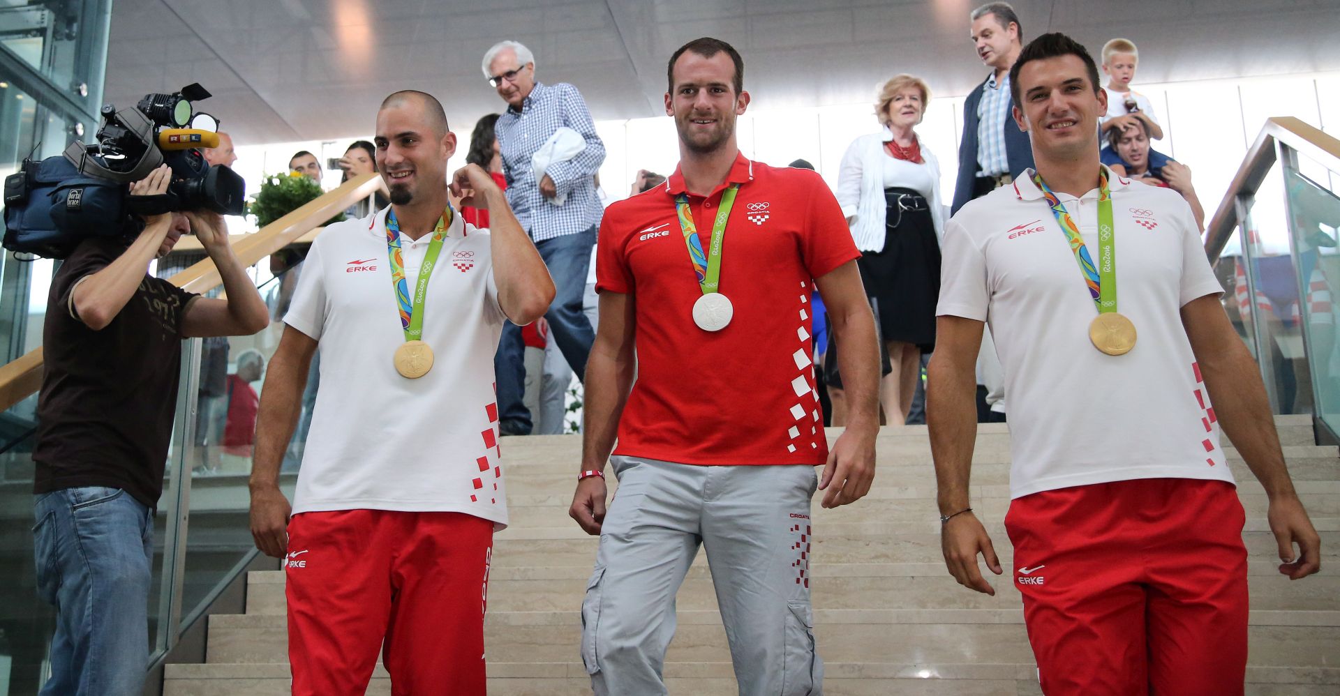Zagreb, 24.8.2016.- Doèek hrvatskih sportaa sa Olimpijskih igara u Rio de Janeiru u zagrebaèkoj Zraènoj luci. Na slici Martin Sinkoviæ, Damir Martin, Valent Sinkoviæ. foto HINA/ Lana SLIVAR DOMINIÆ/ lsd