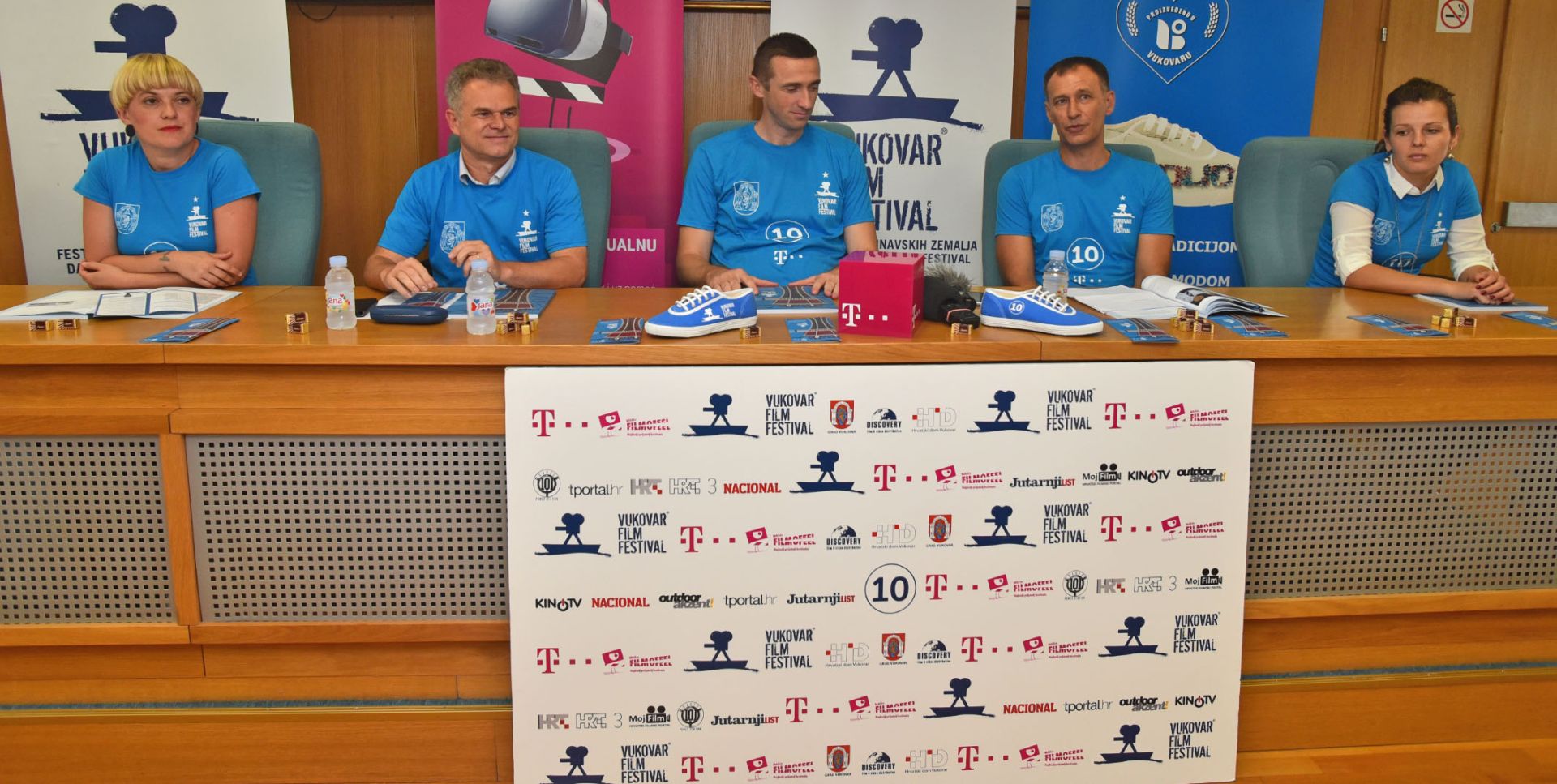 Vukovar, 19.08.2016 - Gradonaèelnik grada Vukovara Ivan Penava i direktor trgovaèkog drutva Discovery d.o.o. Igor Rakoniæ odrali su u Gradskoj vijeænici Grada Vukovara konferenciju za medije na kojoj su predstavili program 10. Vukovar film festivala.
foto HINA/ ik