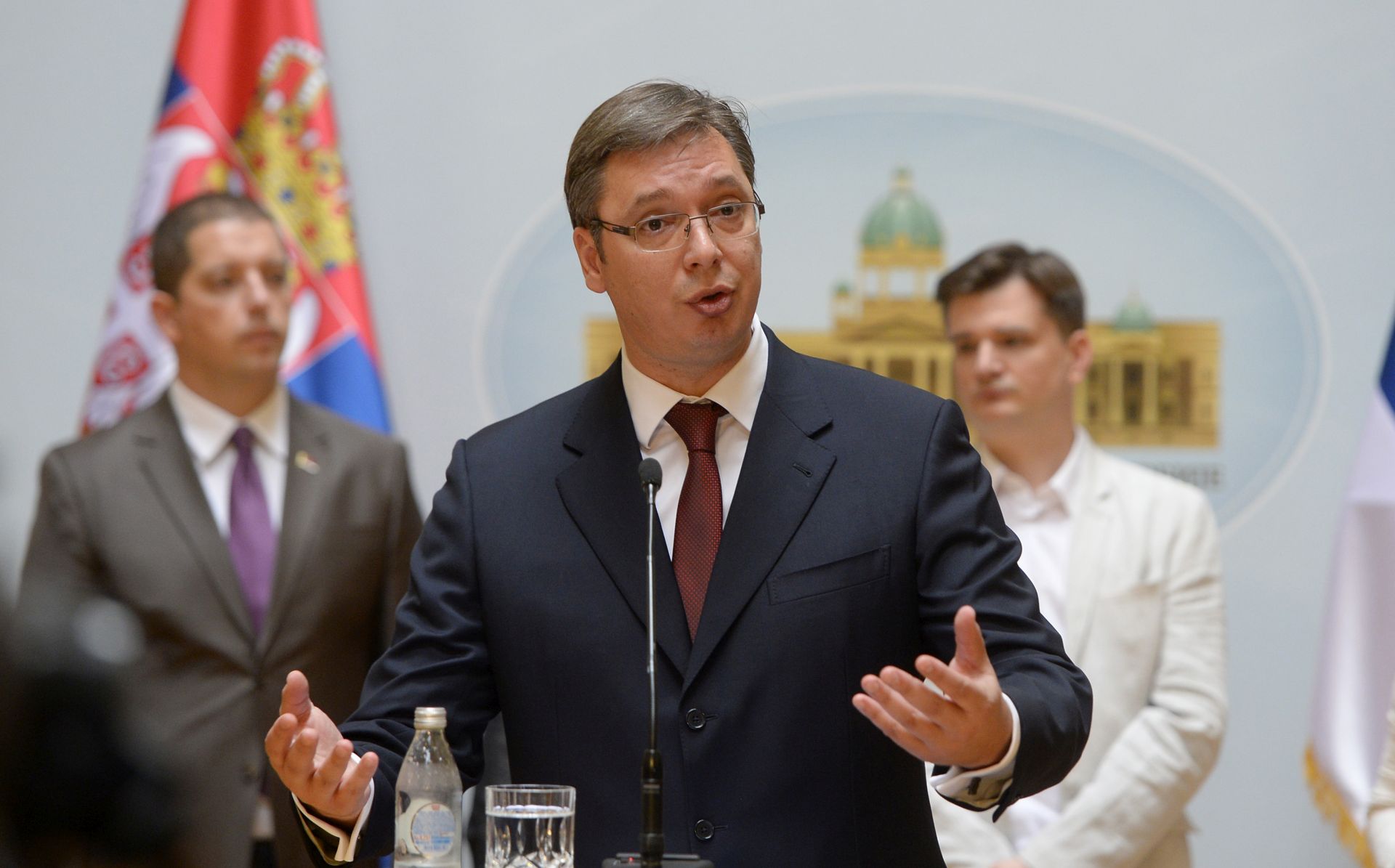 Beograd, 8.8.2016.- Mandatar za sastav nove vlade Srbije i tehnièki premijer Aleksandar Vuèiæ predao je u ponedjeljak predsjednici Skuptine Srbije Maji Gojkoviæ prijedlog ministarskog tima i poruèio da æe buduæa vlada biti "vlada napretka i blagostanja", te najavio "odgovoran i ozbiljan" plan i program koji æe predstaviti parlamentu. Nova vlada imat æe est ili sedam novih ministara, najavio je Vuèiæ na tiskovnoj konferenciji u Skuptini Srbije nakon to je predao prijedlog za sastav vlade. 
foto HINA/ TANJUG/ TANJA VALIC/ ua