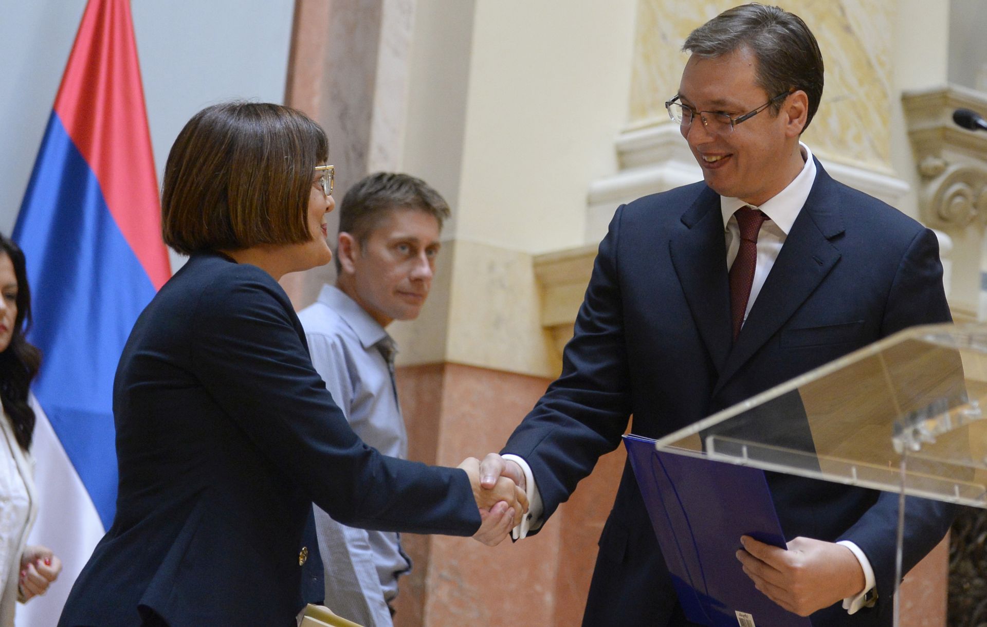 Beograd, 8.8.2016.- Mandatar za sastav nove vlade Srbije i tehnièki premijer Aleksandar Vuèiæ predao je u ponedjeljak predsjednici Skuptine Srbije Maji Gojkoviæ prijedlog ministarskog tima i poruèio da æe buduæa vlada biti "vlada napretka i blagostanja", te najavio "odgovoran i ozbiljan" plan i program koji æe predstaviti parlamentu. Nova vlada imat æe est ili sedam novih ministara, najavio je Vuèiæ na tiskovnoj konferenciji u Skuptini Srbije nakon to je predao prijedlog za sastav vlade. Na slici predsjednica Narodne skuptine Srbije Maja Gojkoviæ prima prijedlog ministarskg tima od Aleksandra Vuèiæa.
foto HINA/ TANJUG/ TANJA VALIC/ ua