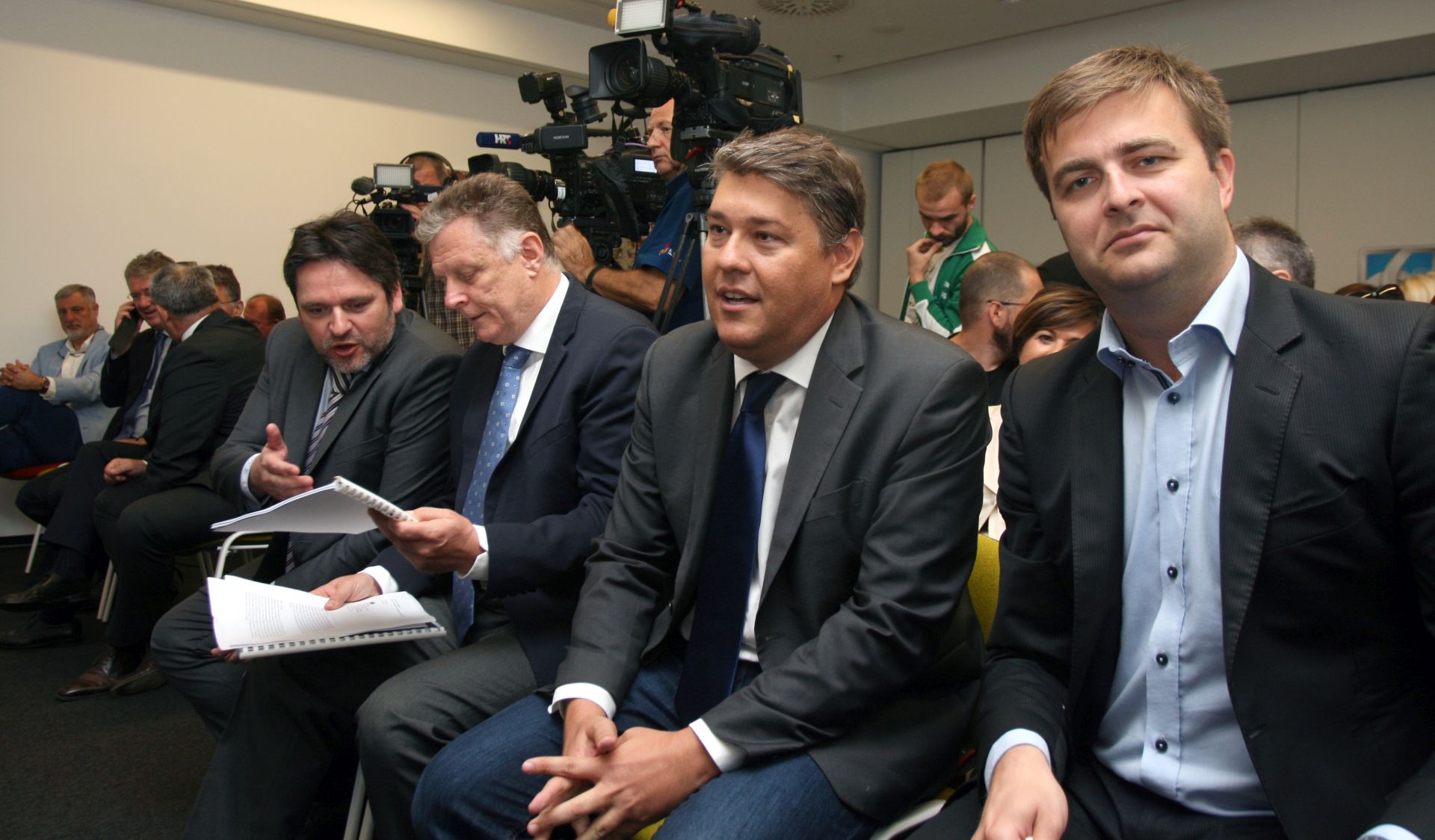 Zagreb, 18.08.2016 - Predstavnici Hrvatske udruge poslodavaca (HUP) i politièkih opcija na okruglom stolu u organizaciji HUP-a i izdavaèa Hanza Media na temu "Fiskalna konsolidacija, javni dug i upravljanje dravnom imovinom". Na fotografiji (L-D) Velimir onje, Hrvoje Zgombiæ, Boris Lalovac, Tomislav Æoriæ. foto HINA /Zvonimir KUHTIÆ/ zk