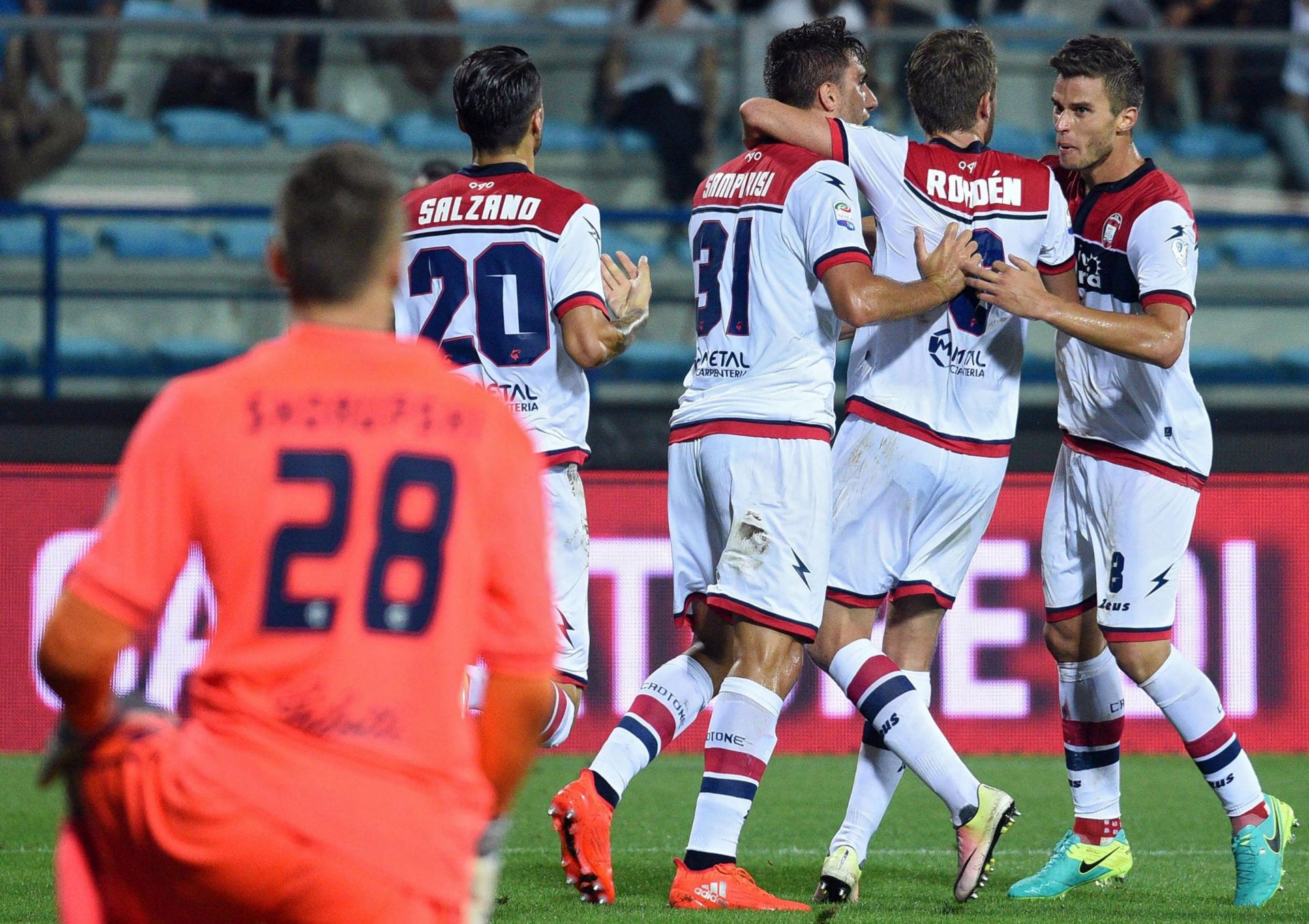 epa05537158 Crotone's Mario Sampirisi (3-R) celebrates after scoring the 1-1 goal during the Italian serie A soccer match between Empoli FC vs FC Crotone at Carlo Castellani Stadium in Empoli, Italy, 12 September 2016.  EPA/CLAUDIO GIOVANNINI