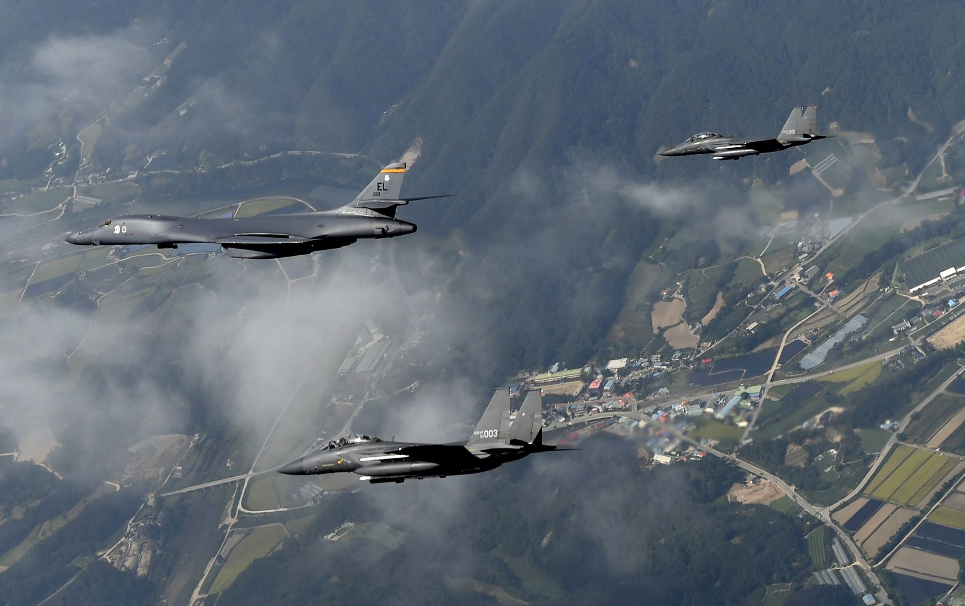 epa05550093 A handout photo released by the South Korean Air Force on 21 September 2016 of a B-1B 'Lancer' bomber (L) deployed by the US military and two South Korean F-15K fighters flying over Osan Air Base, south of Seoul, 21 September 2016. The US bomber is one of the two B-1B bombers that the United States deployed the same day from Guam in a new show of strength against North Korea, following Pyongyang's fifth nuclear test and several other of its advances in weapons development, said official sources in Seoul on 20 September.  EPA/SOUTH KOREAN AIR FORCE/HANDOUT SOUTH KOREA OUT