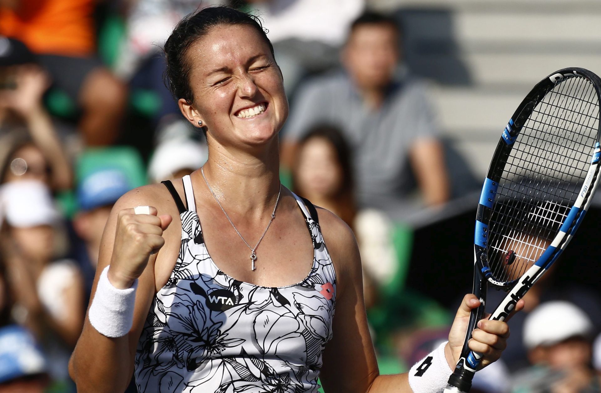 epa05555122 Lara Arruabarrena of Spain, celebrates after winning against Monica Niculescu of Romania in the women's final of the 2016 Korea Open Tennis Championships at Olympics Park in Seoul South Korea. 25 September 2016.  EPA/JEON HEON-KYUN