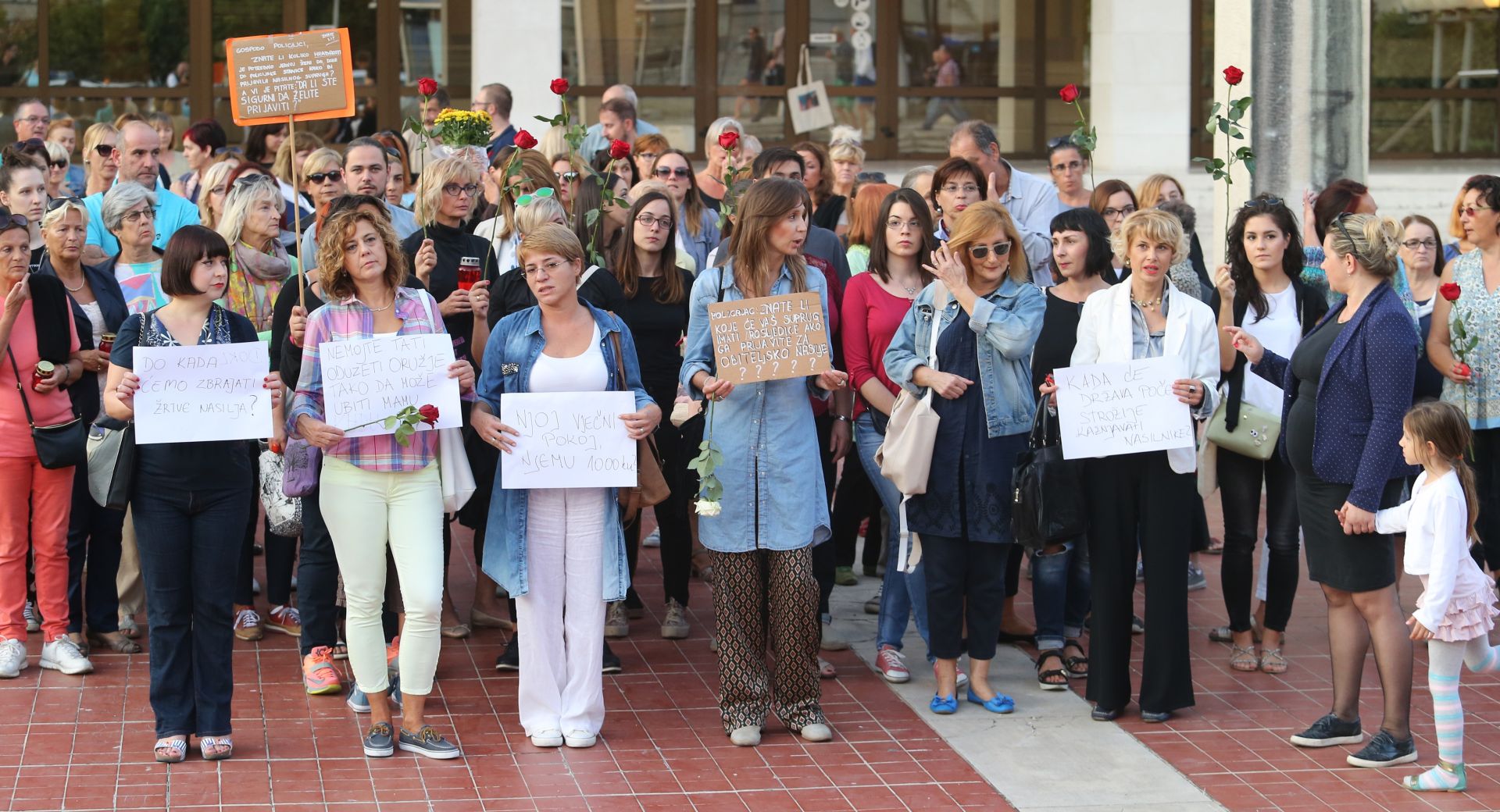 30.09.2016., Split - Veliki broj gradjana odazvao se akciji "Nasilniku 1000 kuna, Njoj vjecni pokoj!?!", koju je organizirala Udruga Domine, a kojom se zeli ukazati na problematiku nasilja prema zenama koje je u porastu u Splitu. Mirna kolona krenuvsi od Preksajnog suda preko PU do zupanijskog suda i Centra za socijalnu skrb za vrsila je na mjestu mucki ubijene Marice C. koja je samo jedna u nizu tragicno stradalih od ruke nasilnika u Hrvatskoj.
Photo: Ivo Cagalj/PIXSELL