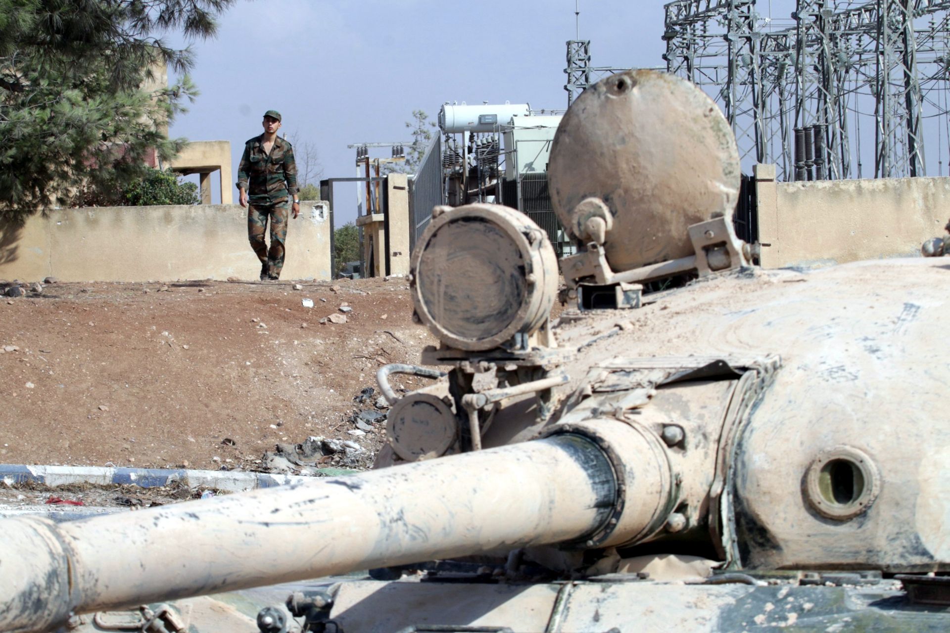 epa05525416 A handout picture made available by the Syrian Arab News Agency (SANA) showing Syrian Arab Army soldiers in the Armament Academy in the northern city of Aleppo, Syria, 05 September 2016. According to SANA the army recaptured the Armament Academy a day earlier.  EPA/SYRIAN ARAB NEW AGENCY / HANDOUT  HANDOUT EDITORIAL USE ONLY/NO SALES