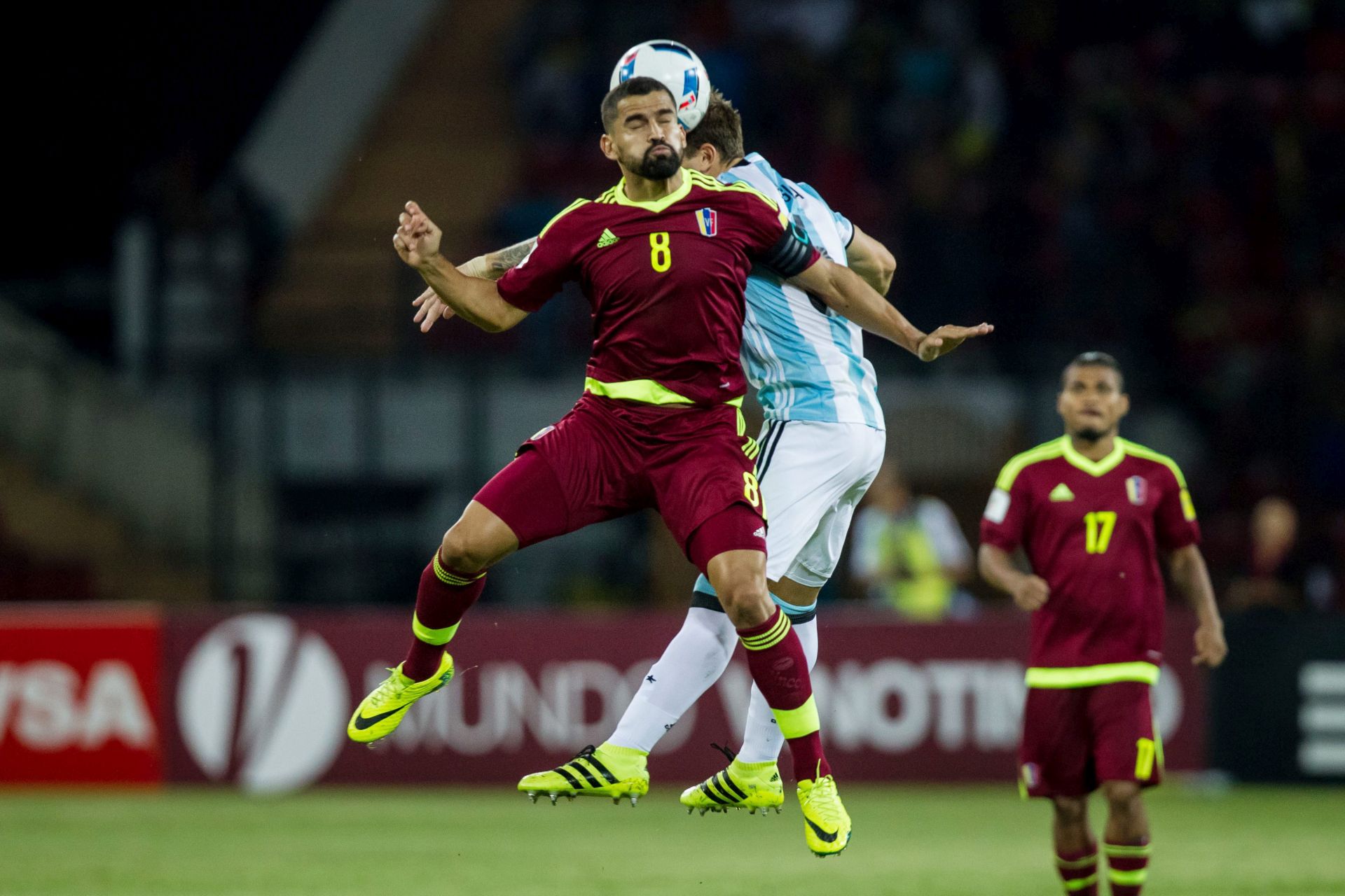 epa05527953 Tomas Rincon (front) of Venezuela vies for the ball against Lucas Biglia (back) during the FIFA World Cup 2018 qualification match between Argentina and Venezuela at the Metropolitan Stadium in Merida, Venezuela, 06 September 2016.  EPA/MIGUEL GUTIERREZ