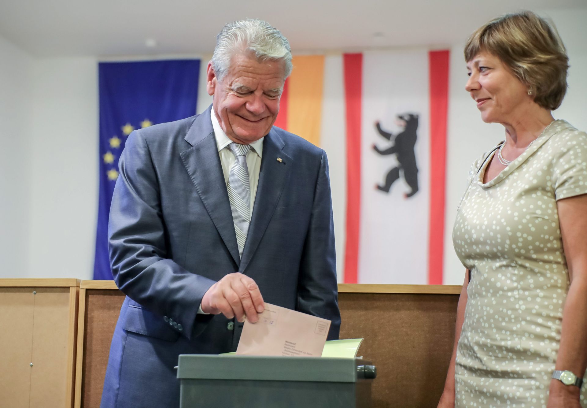 epa05542074 German President Joachim Gauck (L) casts his ballot letter for the Berlin House of Representatives election next to his life partner Daniela Schadt in the Zehlendorf district polling site in Berlin, Germany, 16 September 2016. Gauck has handed in his ballot letter documents for the election on 18 September 2016.  EPA/MICHAEL KAPPELER