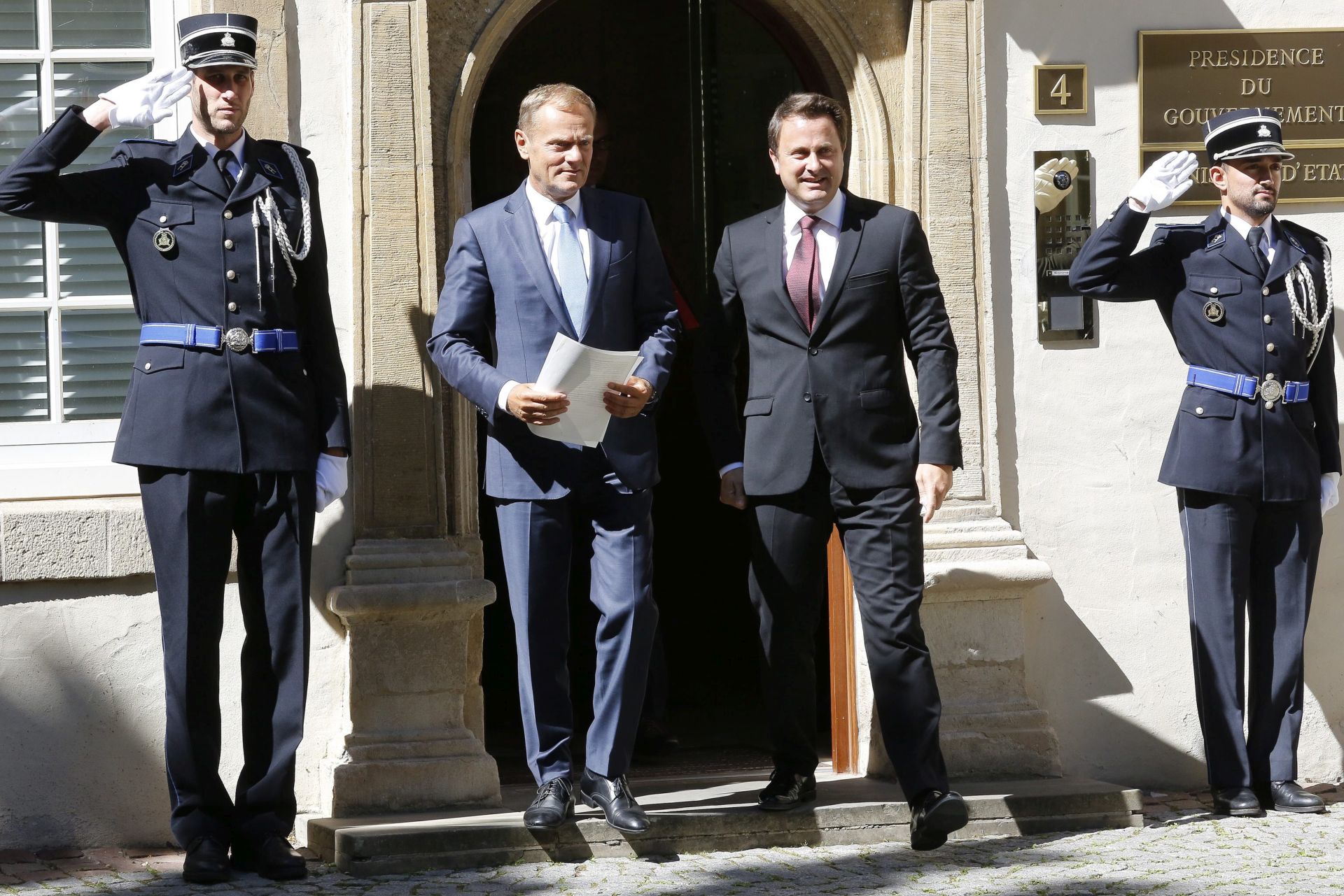 epa05518373 European Council President Donald Tusk (C-L) and Luxembourg Prime Minister Xavier Bettel (C-R) walk together after a meeting in Luxembourg, 01 September 2016.  EPA/JULIEN WARNAND