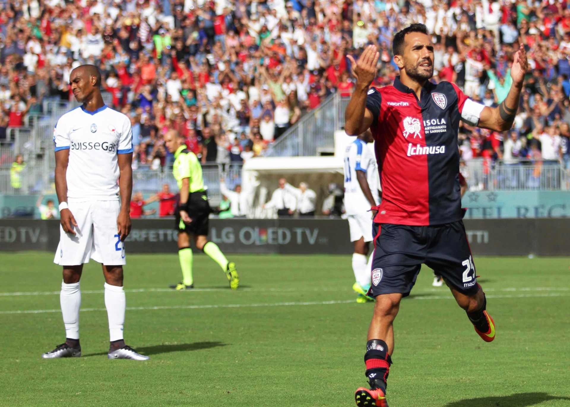 epa05546091 Cagliari's Marco Sau (R) celebrates after scoring the 2-0 lead during the Italian Serie A soccer match between Cagliari Calcio and Atalanta Bergamo at Sant'Elia stadium in Cagliari, Italy, 18 September 2016.  EPA/GIUSEPPE UNGARI