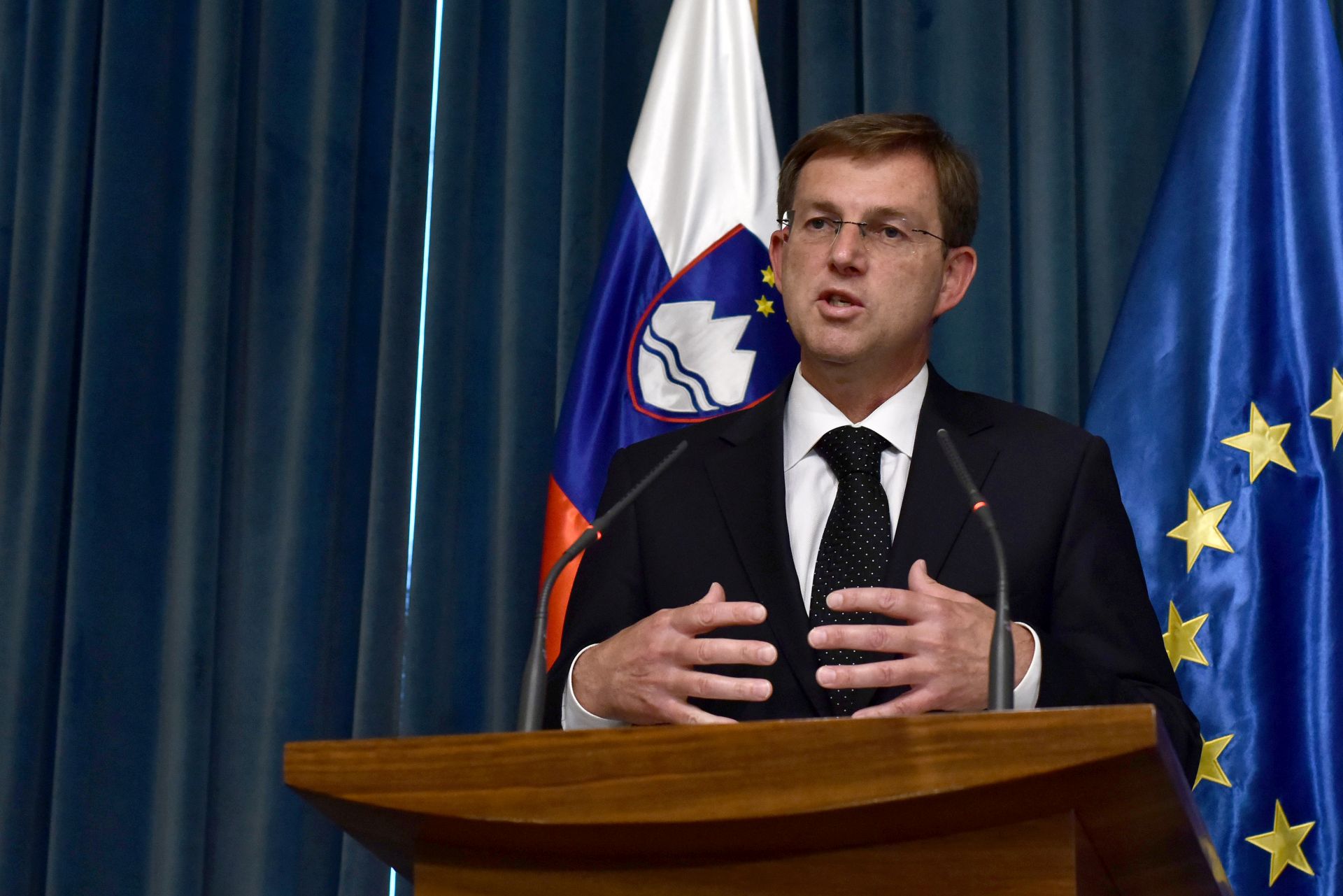 Ljubljana, 2.7.2016. -  Slovenski premijer Miro Cerar izjavio je u subotu da ne vidi pravi razlog za smjenu ministra vanjskih poslova Karla Erjavca, nakon to mu je on ponudio ostavku rekavi da premijer treba ocijeniti uiva li on jo uvijek njegovo povjerenje zbog greaka tijekom arbitranog postupka o granici s Hrvatskom. Na fotografiji Miro Cerar tijekom konferencije za medije.
foto HINA / Tamino PETELINEK / STA / mm