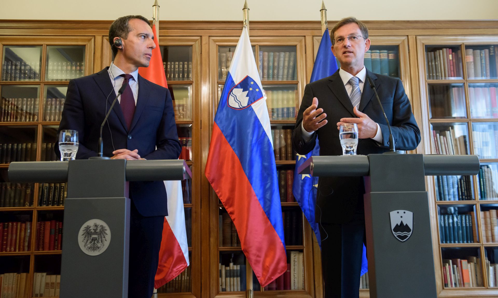 Ljubljana, 12.9.2016 - U sluèaju ponavljanja lanjske migrantske krize Slovenija vie neæe doputati izvanredni humanitarni ulazak migranata nego æe strogo primjenjivati Schengenska pravila na granici s Hrvatskom, rekao je u ponedjeljak slovenski premijer Miro Cerar nakon sastanka s austrijskim kancelarom Christianom Kernom. Na slici Christian Kern i Miro Cerar.
foto HINA/ STA/ Nebojsa Tejic/ ua