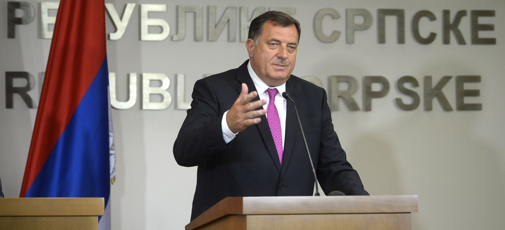 Banjaluka, 25. rujna 2016. - Predsjednik Republike Srpske Milorad Dodik u nedjelju je ocijenio potpuno uspjelim referendum koji je proveden u tom entitetu o danu RS-a 9. sijeènju te kazao kako ne treba iskljuèiti slièno izjanjavanje o "statusu RS-a" kada za to doðe vrijeme. Na fotografiji predsjednik RS-a Milorad Dodik tijekom konferencije za medije. foto HINA / Tanja VALIÈ / TANJUG / mm