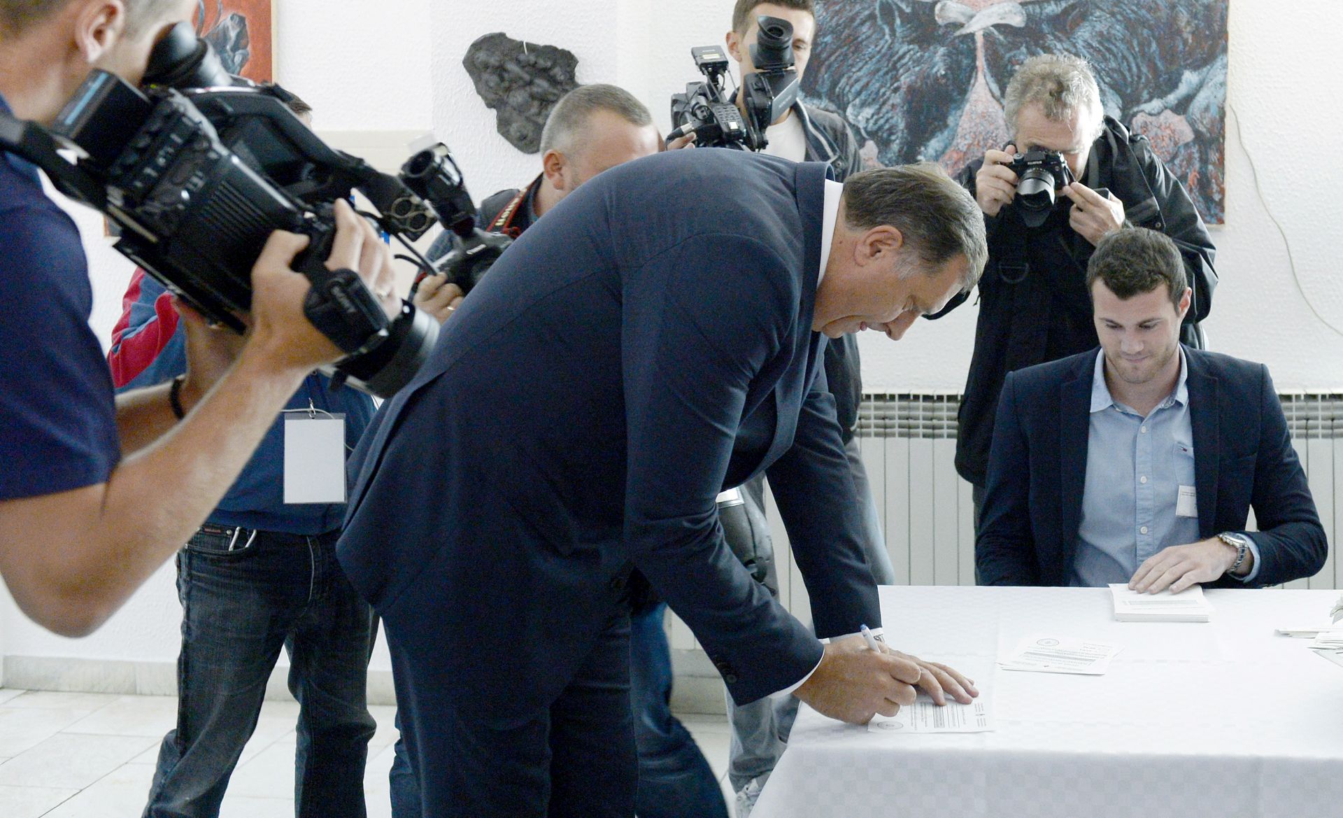 Banja Luka, 24. rujna 2016. - Najvii dunosnici bosanskih Srba glasovali su u nedjelju na referendumu koji se provodi u Republici Srpskoj, a predsjednik tog entiteta Milorad Dodik koji je doao glasovati u pratnji supruge i sina bio je vrlo suzdran u izjavi pozvavi tek sve koji na to imaju pravo da izaðu na biralita. foto HINA / Tanja VALIÈ / TANJUG / mm