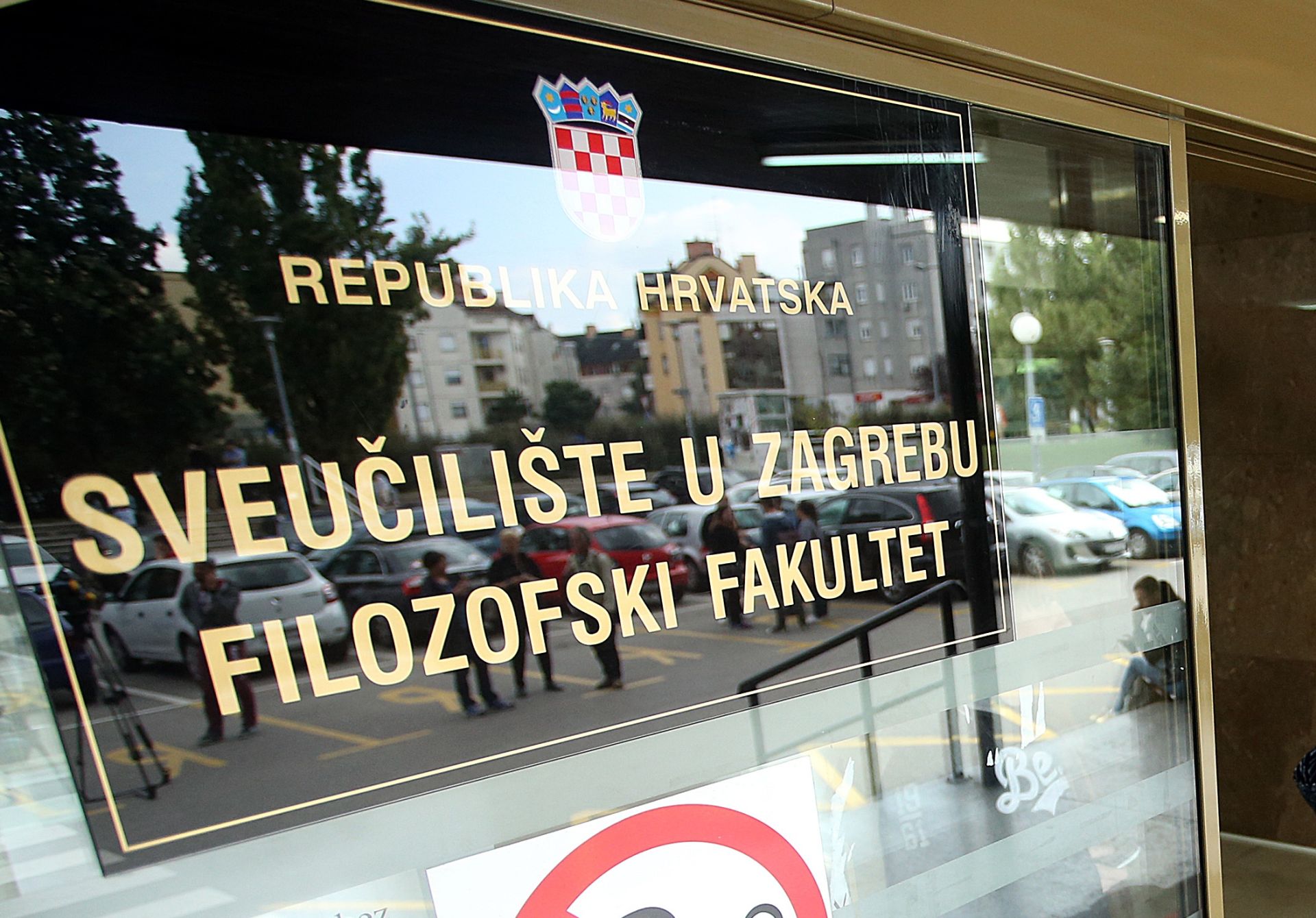 22.09.2016., Zagreb - Studenti su pokusali uci na sjednicu Fakultetskog vijeca, ali je dekan Filozofskog fakulteta Vlatko Perisic to onemogucio postavivsi zastitare na fakultetu. 
Photo: Goran Stanzl/PIXSELL