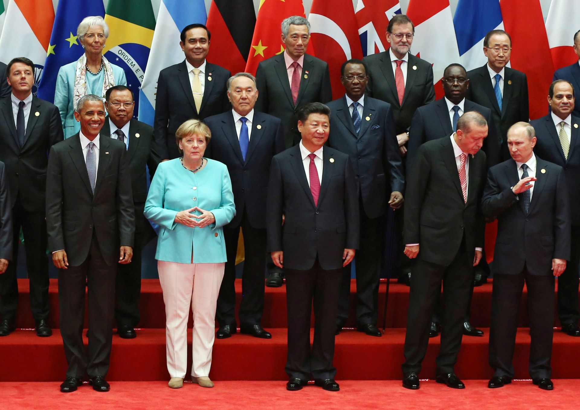 epa05523193 (front L-R) US President BarackEObama, German Chancellor Angela Merkel, Chinese President Xi Jinping, Turkish President Recep Tayyip Erdogan, Russian President Vladimir Putin and leaders pose for a family photo pose for a family photo during the G20 Summit in Hangzhou, China, 04 September 2016. The G20 Summit is held in Hangzhou on 04 to 05 September.  EPA/HOW HWEE YOUNG