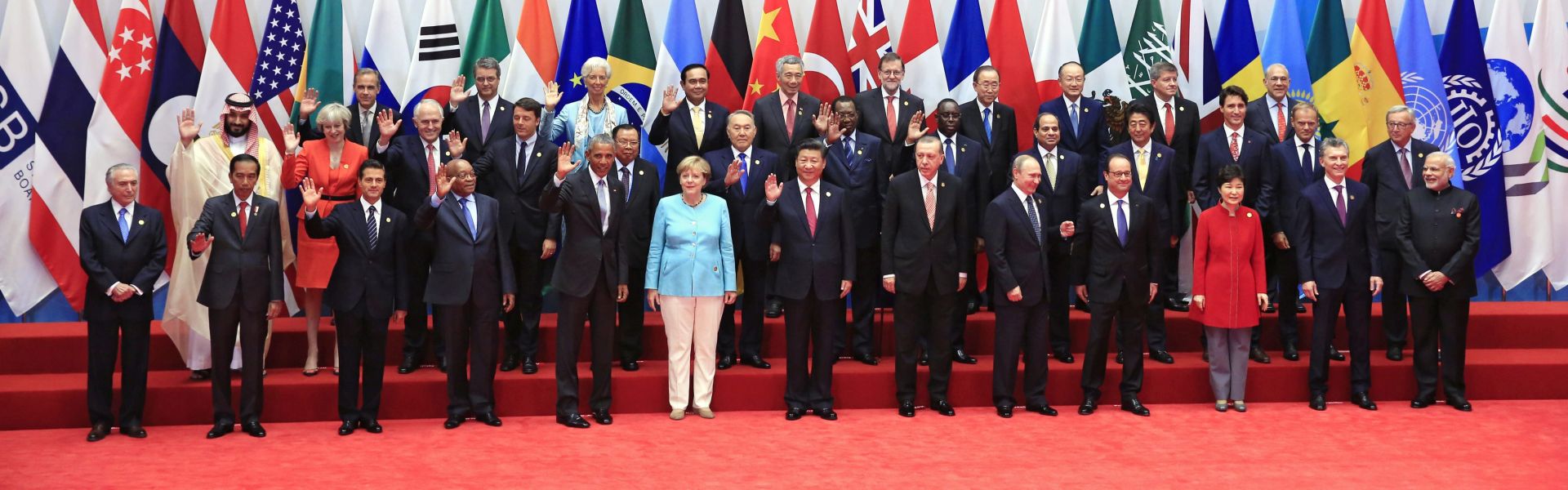 epa05523189 Leaders pose for a family photo during the G20 Summit in Hangzhou, China, 04 September 2016. The G20 Summit is held in Hangzhou on 04 to 05 September.  EPA/HOW HWEE YOUNG