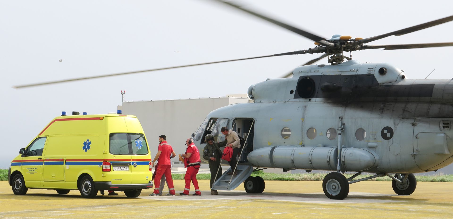08.04.2016., Split - Helikopter MORH-a i vozilo hitne sluzbe na splitskom helidromu KB Firule tijekom transsporta pacijenta. 
Photo: Ivo Cagalj/PIXSELL