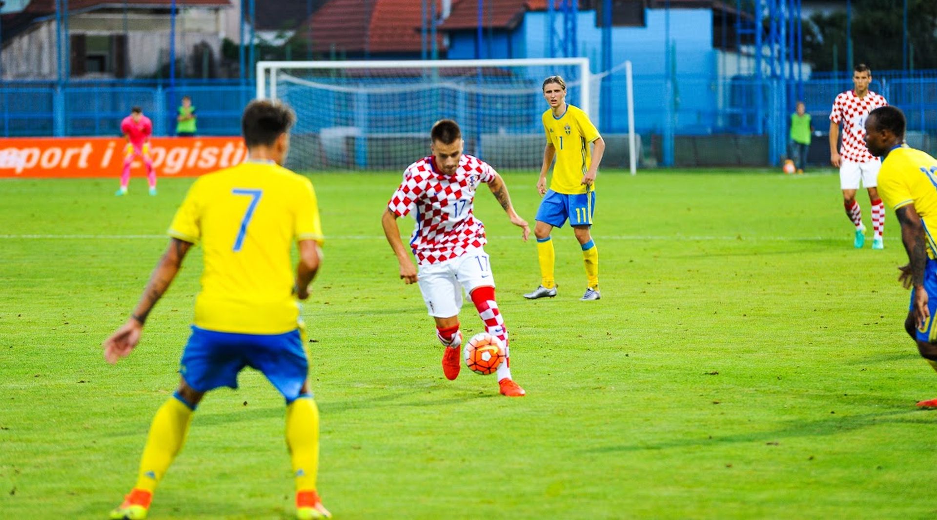 Koprivnica, 1.9.2016 - Mlada hrvatska nogometna reprezentacija do 21 godine starosti u kvalifikacijskom je susretu za odlazak na Europsko prvenstvo koje æe se sljedeæe godine odrati u Poljskoj u Koprivnici protiv vedske odigrala 1-1 (0-0).
foto HINA/ ua