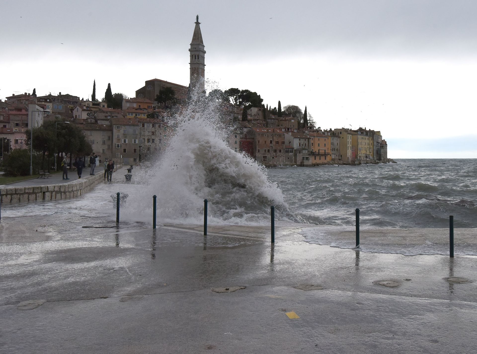 10.02.2016., Rovinj - Tijekom jutra valovi su bili visoki do pet metara i more je preplavilo mnoge ulice, a zbog nevremena, veci dio grada bio je bez struje. 
Photo: Dusko Marusic/PIXSELL