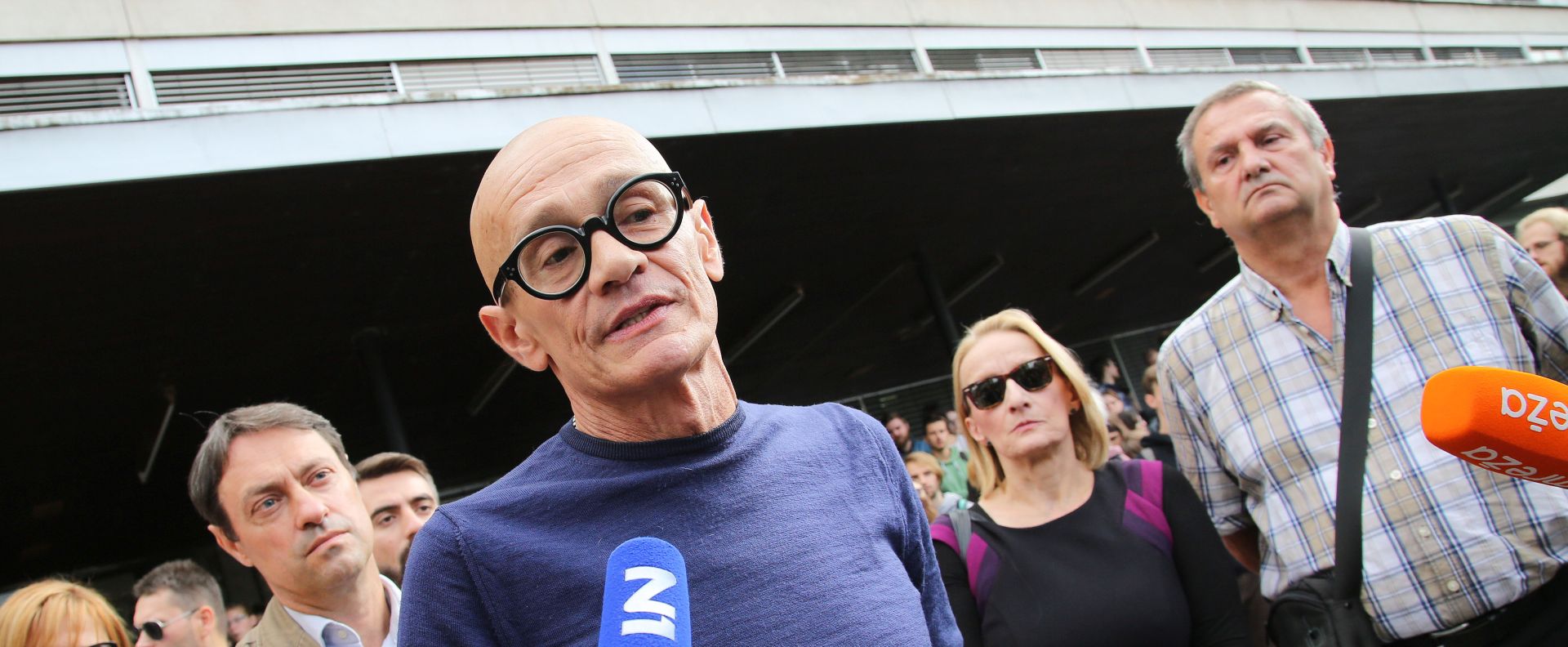 Zagreb, 22. rujna 2016. - Èlanovi Fakultetskoga vijeæa Filozofskoga fakulteta iz reda profesora, koji se protive dekanu Vlatku Previiæu i trae njegovu smjenu, proèitali su u èetvrtak na poèetku sjednice Vijeæa svoju izjavu u kojoj su u nekoliko toèaka osporili legitimnost njezina odravanja te je potom i napustili. Sudjelovanje na sjednici onemoguæeno je studentskim predstavnicima u Vijeæu, a nakon izlaska profesora sa sjednice, njihovu je izjavu pred okupljenim studentima ispred dekanata, a poslije i ispred Filozofskog fakulteta proèitao profesor Nenad Iviæ (C). foto HINA/ Lana SLIVAR DOMINIÆ/ lsd