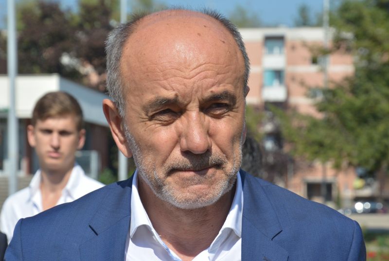 08.09.2016., Sisak - Celnici koalicije Jedina opcija Ivan Lovrinovic i Juro Martinovic u naselju Caprag odrzali su konferenciju za medije na kojoj su govorili o sisackoj rafineriji te su istaknuli kako je najveca pogreska prema regiji ucinjena tijekom prvatizacije, prodajom Ine. Juro Martinovic.
Photo: Nikola Cutuk/PIXSELL