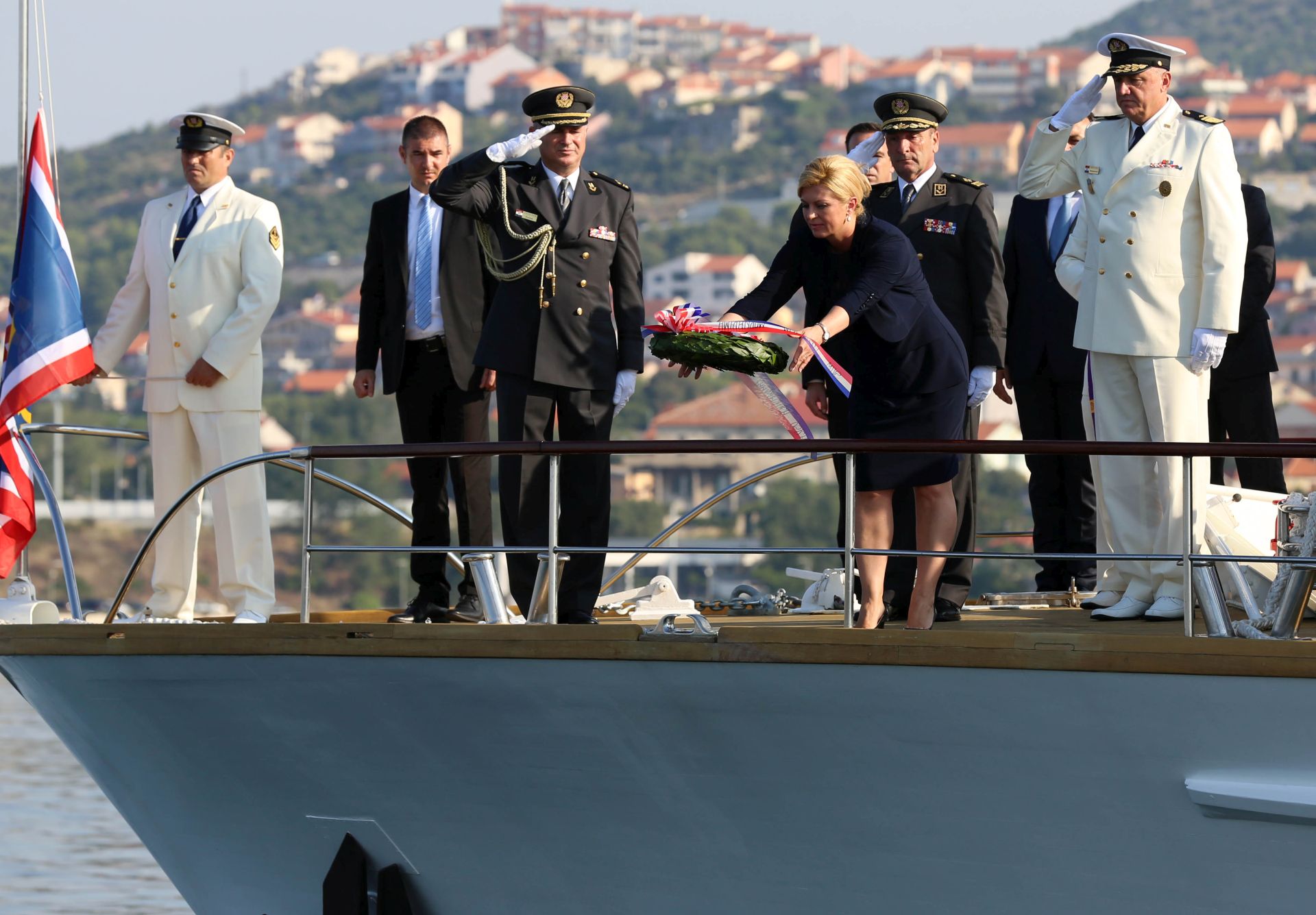 ibenik, 16.9.2016 - U povodu obiljeavanja 25. obljetnice Hrvatske ratne mornarice Predsjednica Republike i vrhovna zapovjednica Oruanih snaga Kolinda Grabar Kitaroviæ poloila je u more vijenac za poginule pripadnike Hrvatske ratne mornarice u Domovinskom ratu.
foto HINA/ ua