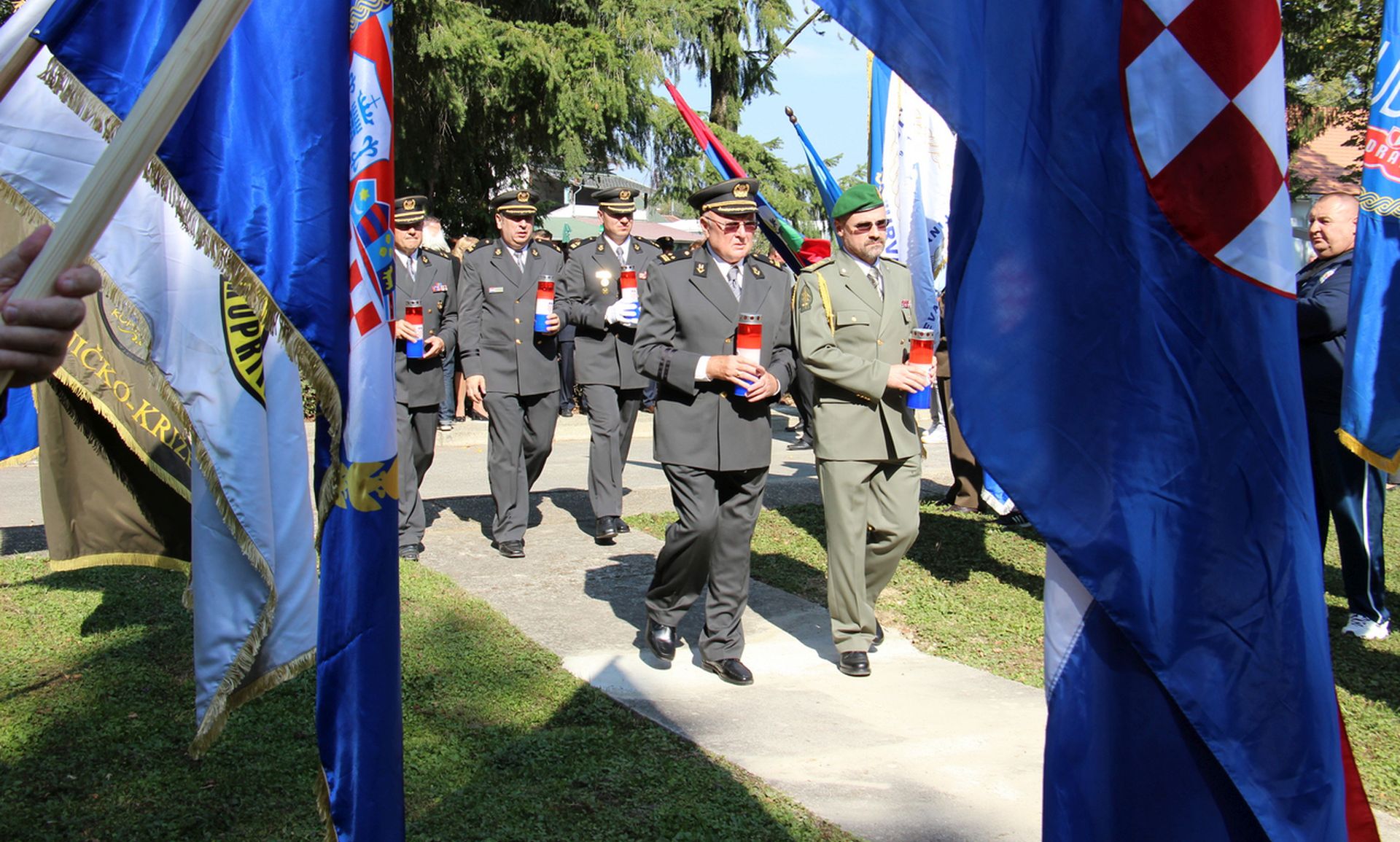 Koprivnica, 30.9.2016 - Na sveèanosti u povodu 25 godina od mirnog preuzimanja Vojarne u Koprivnici, u petak je na  Florijanskom trgu otkriven spomenika Hrvatskoj slobodi za branitelje iz Domovinskog rata, a ministar branitelja umirovljeni general Tomo Medved podsjetio je na jedinstvo hrvatskog naroda u vrijeme Domovinskog rata, istaknuvi njegovu vanost.
foto HINA/ ua