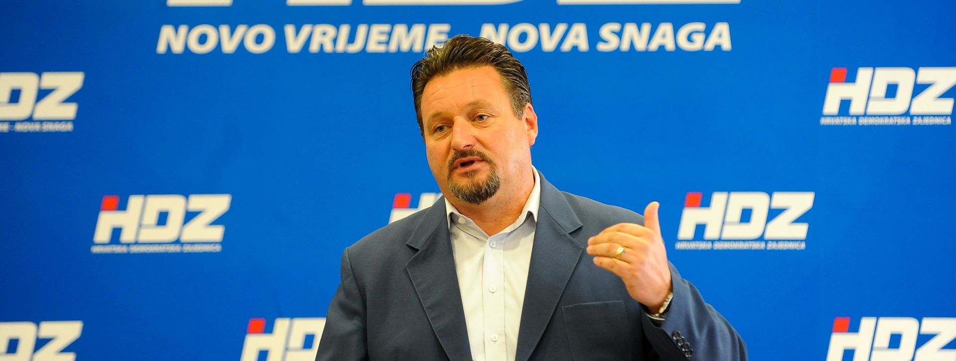 Split, 05.09.2016 - U Splitu kandidati HDZ-a u 10. izbornoj jedinici Lovro Kuèeviæ (na slici) i Andro Krstuloviæ Opara odrali su konferenciju za novinare na temu Energetska obnova i Poticana stanogradnja.
foto HINA/ Mario STRMOTIÆ/ ik
