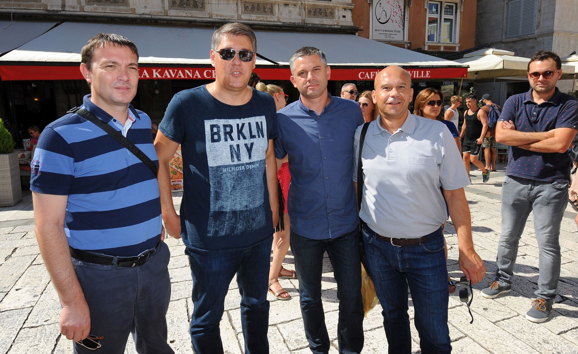 Split, 3. rujna 2016. - Kandidati na listi Narodne koalicije u X. izbornoj jedinici Boris Lalovac (1. mjesto), Arsen Bauk (3. mjesto), Darko Pariæ (4. mjesto) i Srðan Gjurkoviæ (6. mjesto) danas su uivali u etnji gradom, a tom su prilikom poprièali i s novinarima i graðanima.
foto HINA / Mario STRMOTIÆ / mm