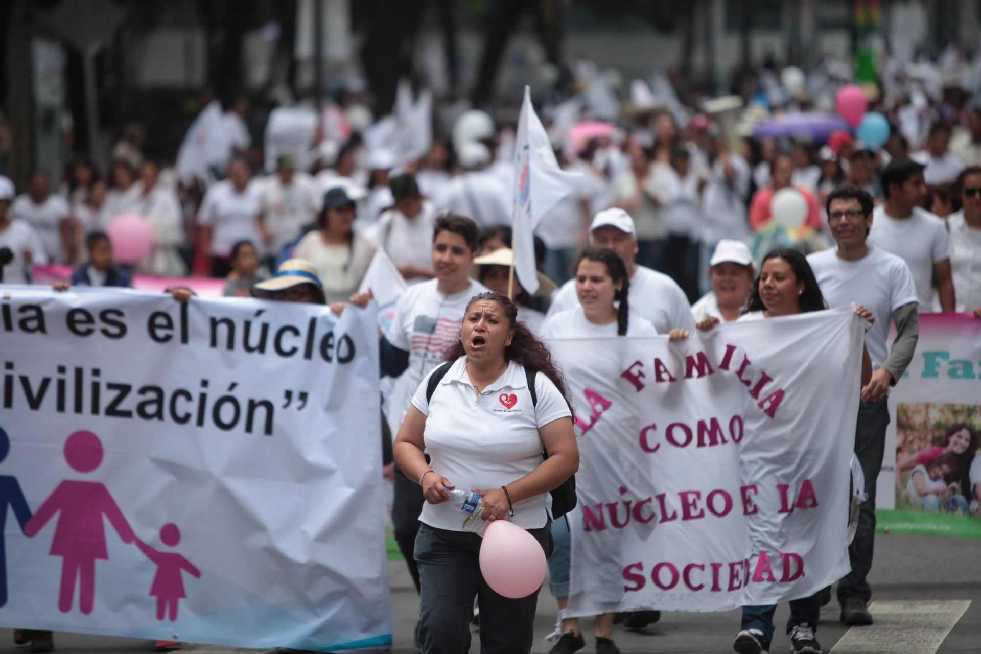 epa05554892 A group of people march to protest against a proposal by the Mexican government to legalize same sex marriage in Mexico City, Mexico, 24 September 2016.  EPA/SASHENKA GUTIERREZ